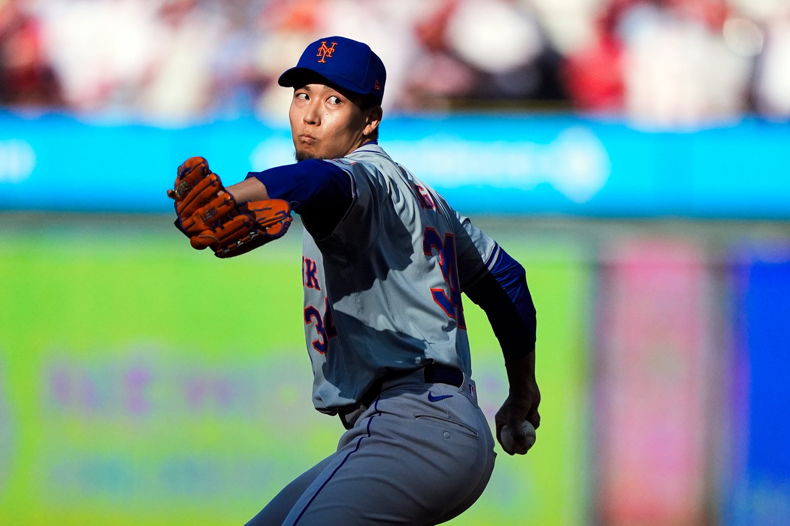 Kodai Senga, de los Mets de Nueva York. lanza en la primera entrada del primer juego de la Serie Divisional de la Liga Nacional ante los Phillies de Filadelfia.