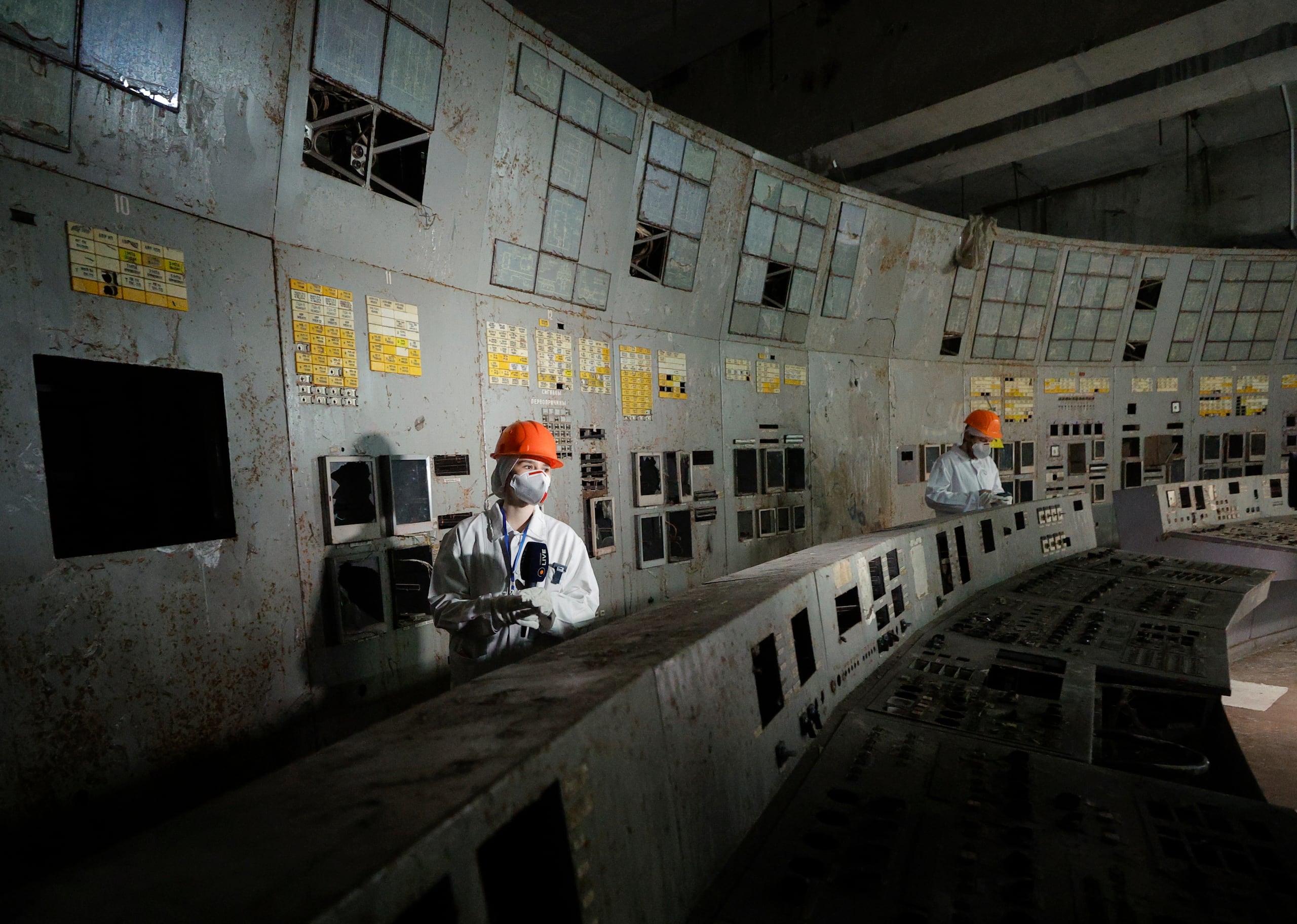 Fotografía de archivo del control del reactor 4 de la central nuclear de Chernóbil, en Chernóbil, Ucrania. (EFE/SERGEY DOLZHENKO)