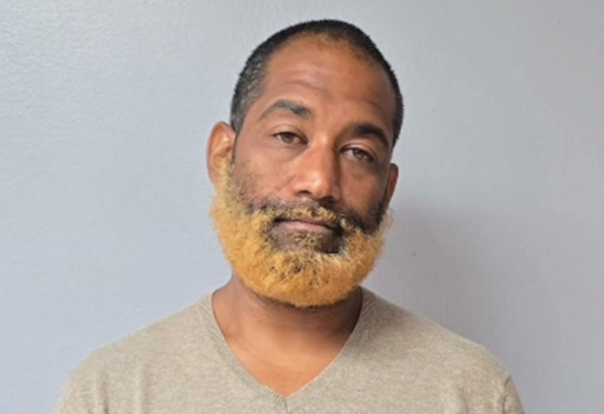 Edwin Ortiz Correa, alias “Chino”, fue arrestado tras un allanamiento dilgenciado en una residencia del sector Santa Bárbara del barrio La Central, en Canóvanas.