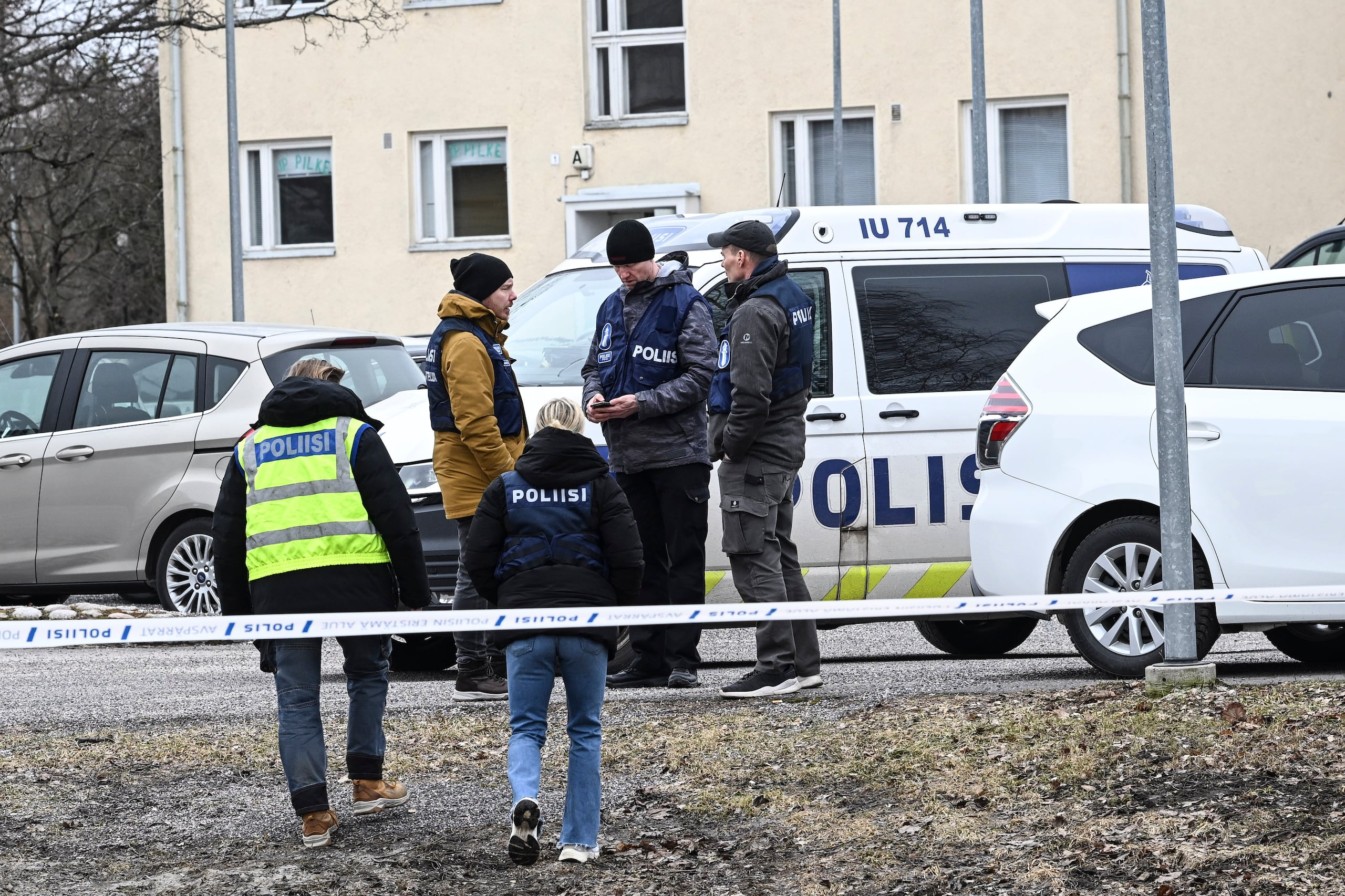 La Policía detalló también que el alumno fallecido murió en el mismo lugar del tiroteo, mientras que los dos heridos fueron trasladados urgentemente al hospital con heridas graves.