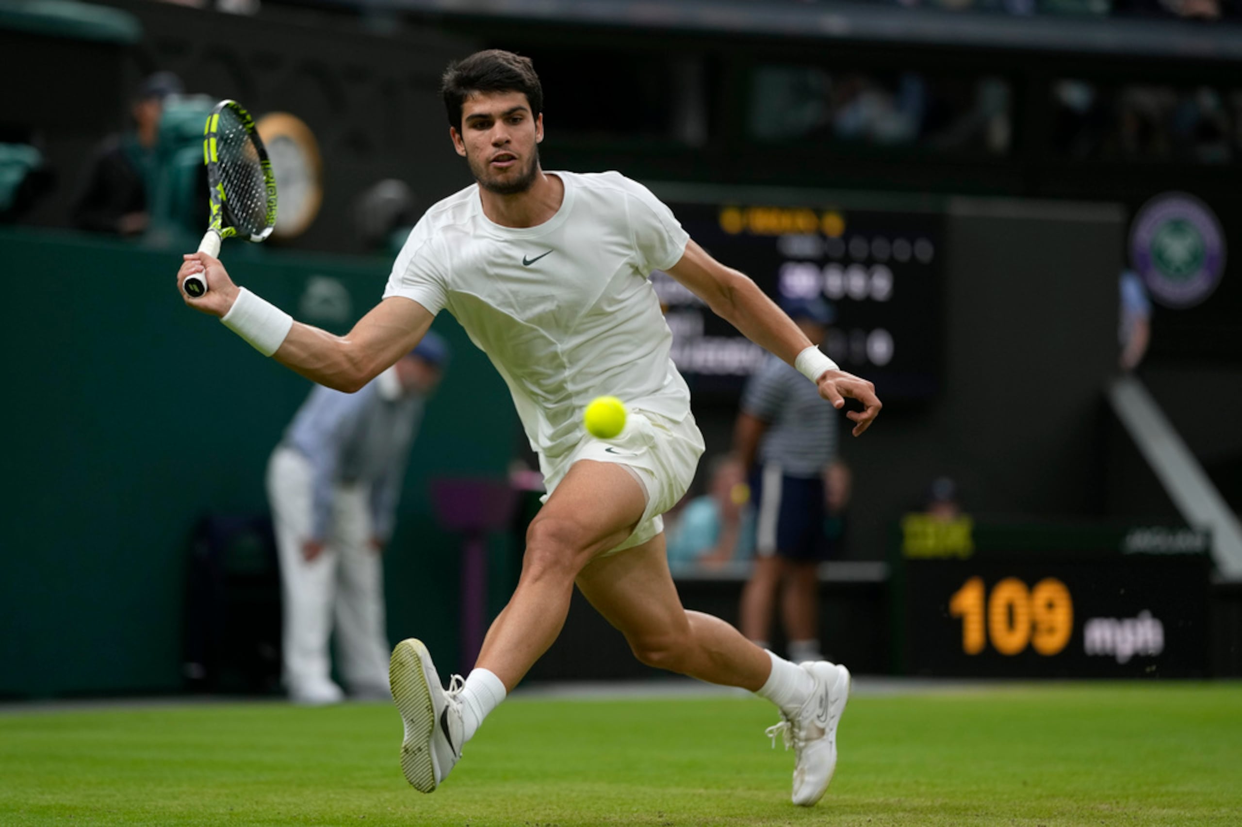 Carlos Alcaraz superó al ruso Daniil Medvedev en la semifinal de Wimbledon.
