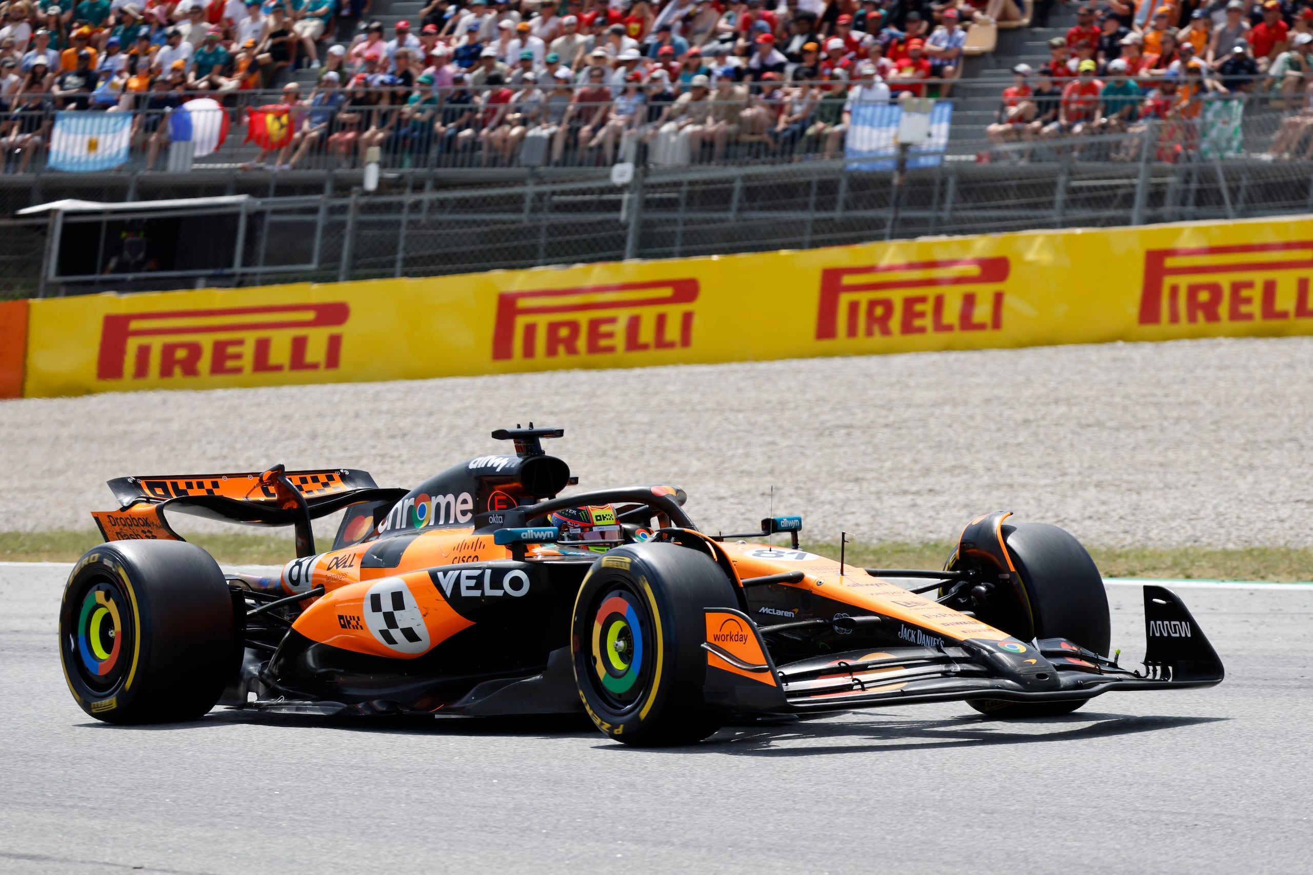 Oscar Piastri gana en España.