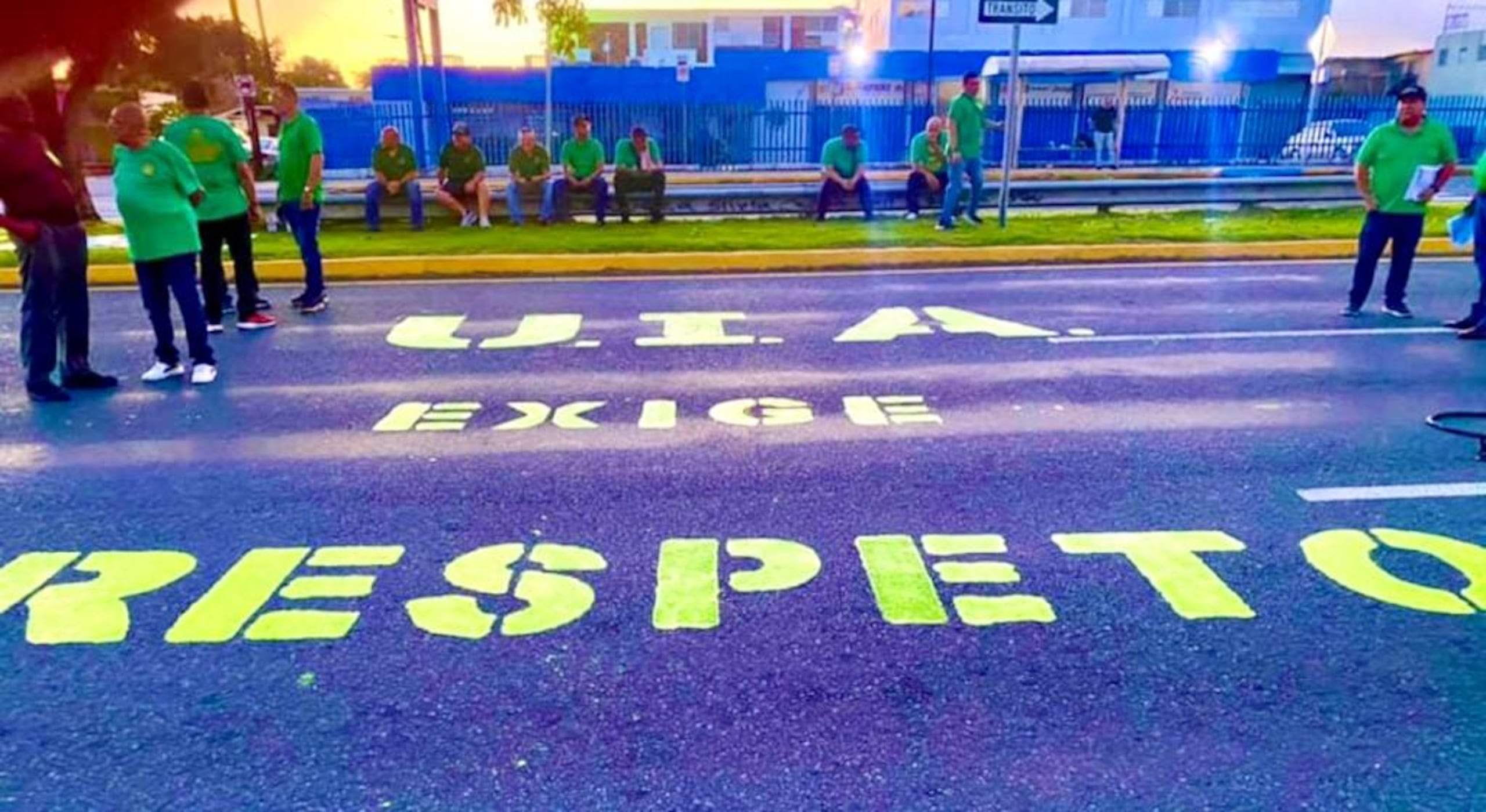 Protesta de empleados de la Unión Independiente Auténtica de Empleados de la AAA (UIA) en reclamo de ajustes salariales y mejores condiciones de trabajo.