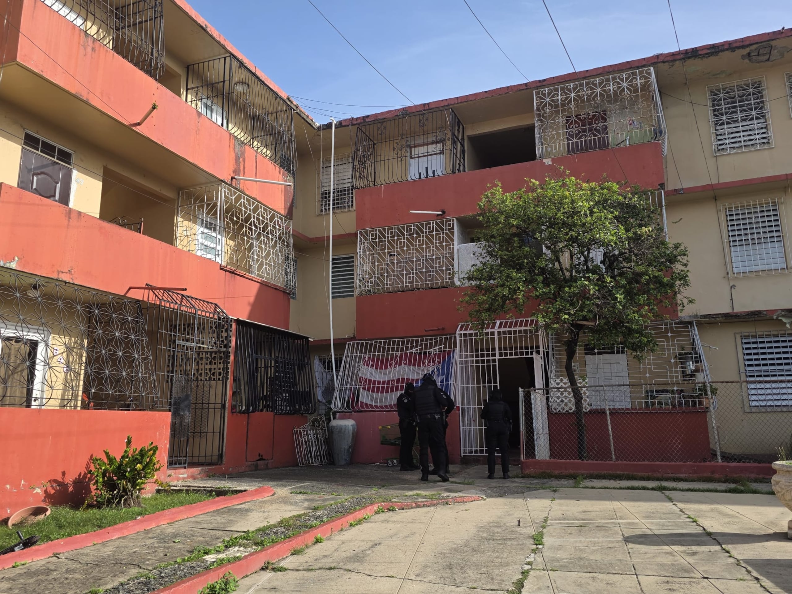 Agentes de la División de Drogas Metropolitana diligenciaron órdenes de allanamiento en varios apartamentos del residencial San Juan Bautista, en Santurce.