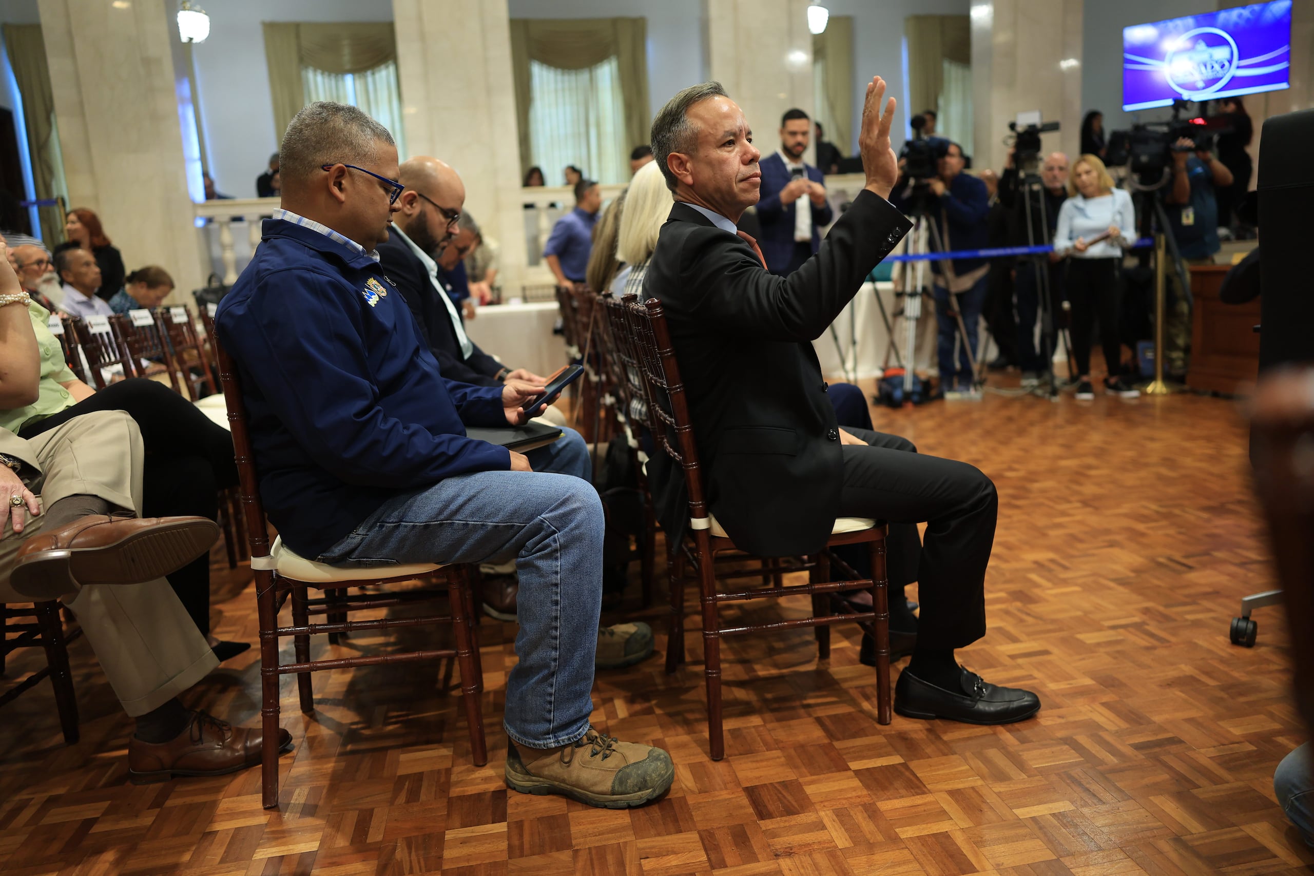 Luis González Delgado, presidente de la Autoridad de Acueductos y Alcantarillados, y el alcalde de San Juan, Miguel Romero, durante la Comisión Total del Senado. FOTO POR: Ramón "Tonito" Zayas / GFR Media