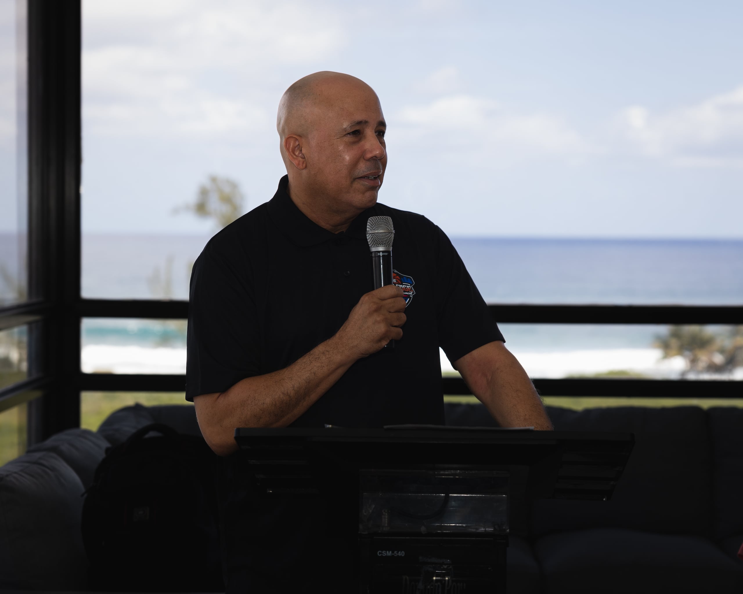el reconocido dirigente de baloncesto Allans Colón estuvo a cargo de la presentación de la competencia que reunirá 80 equipos del 2 al 6 de abril en Hatillo.