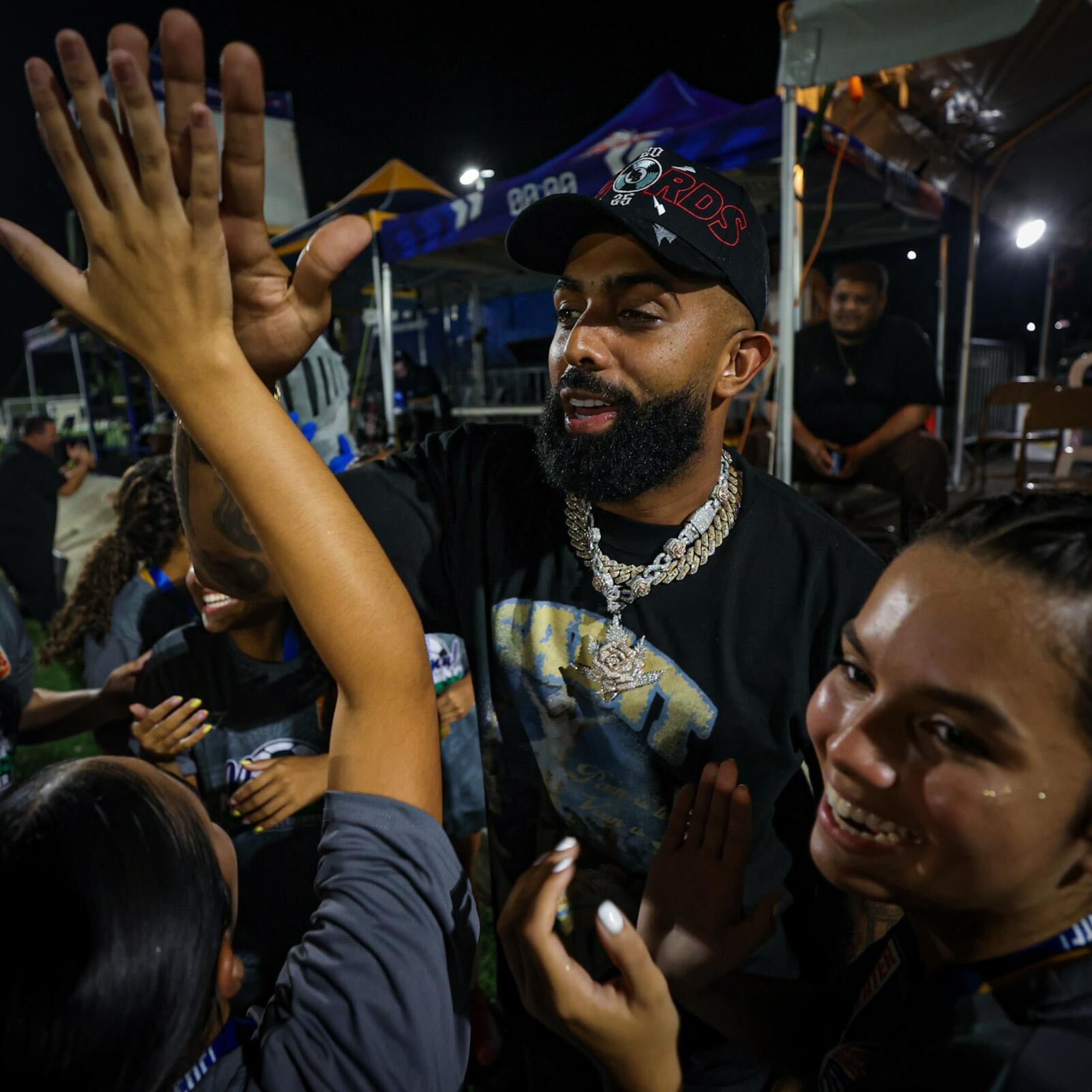 Eladio Carrión saluda a las jugadoras del Colegio Católico Notre Dame después de ganar la Copa Buzzer Beater de fútbol en el Bayamón Soccer Complex 2.