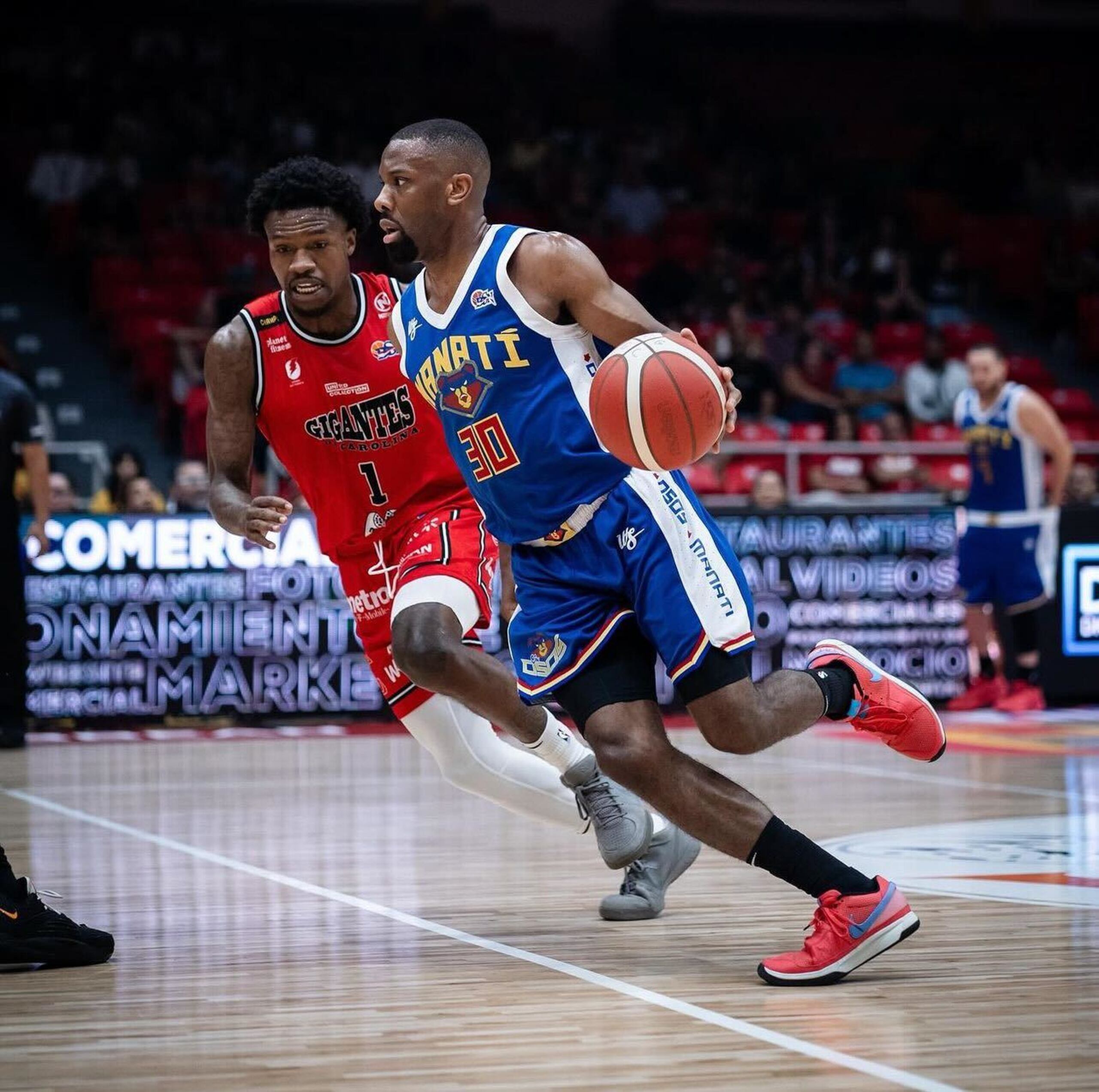 Norris Cole controla el balón ante la defensa de Brandon Goodwin.