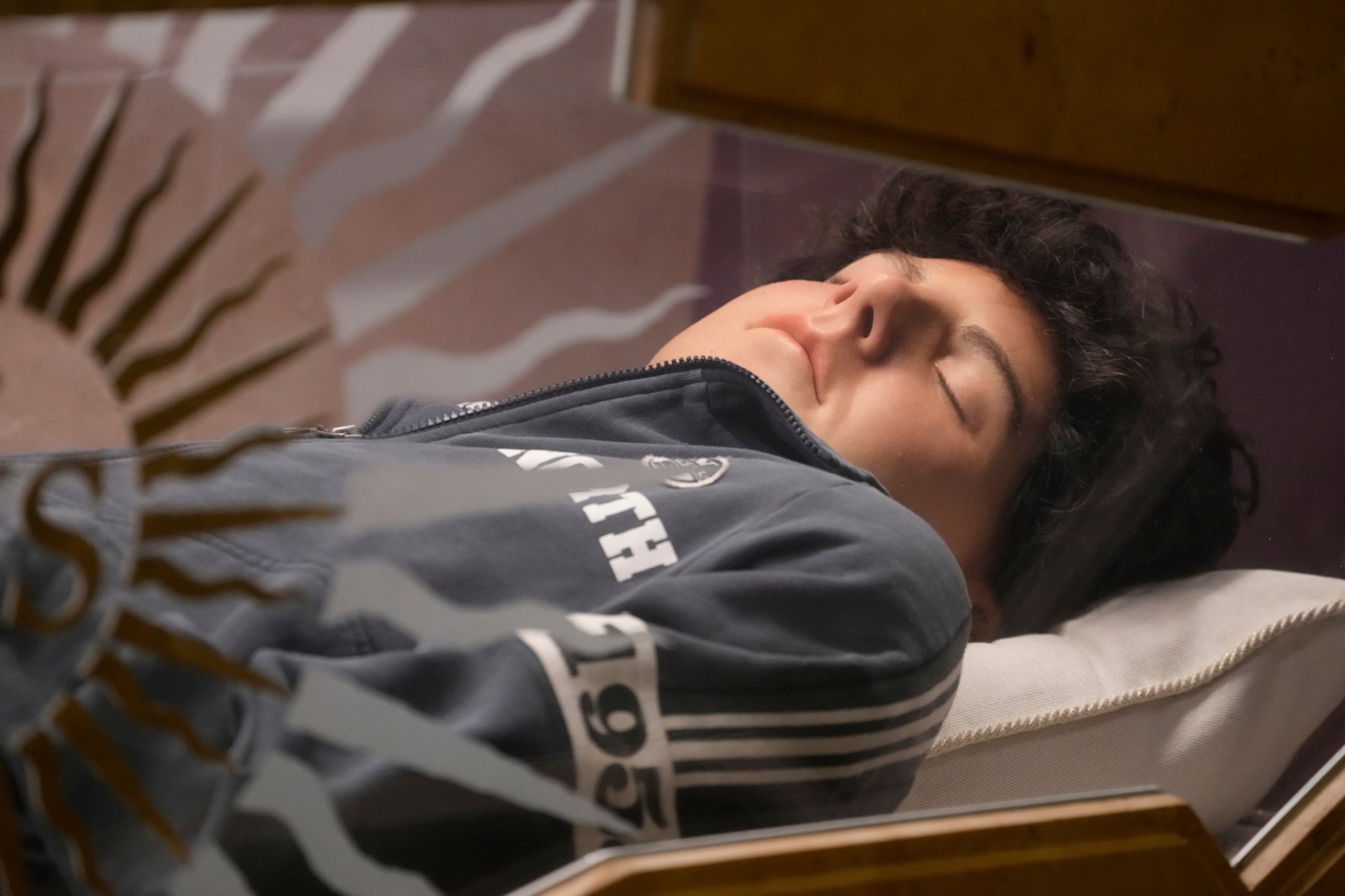 El cuerpo de Carlo Acutis, un joven italiano que murió en 2006 de leucemia, yace en su tumba en Asís, Italia, el sábado 1 de marzo de 2025.