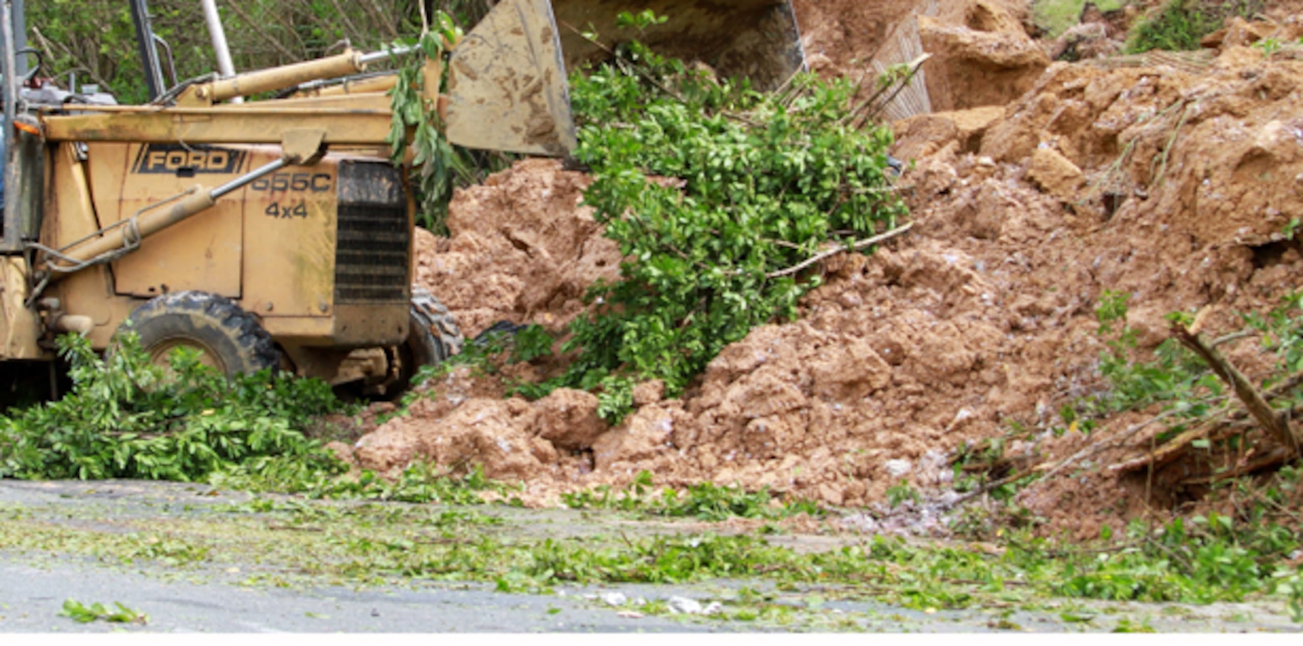 El Departamento de Transportación y Obras Públicas realizarán labores de limpieza en la carretera PR-2, intersección con la carretera PR-419, donde en la madrugada de ayer se reportó un deslizamiento de tierra. (Archivo)