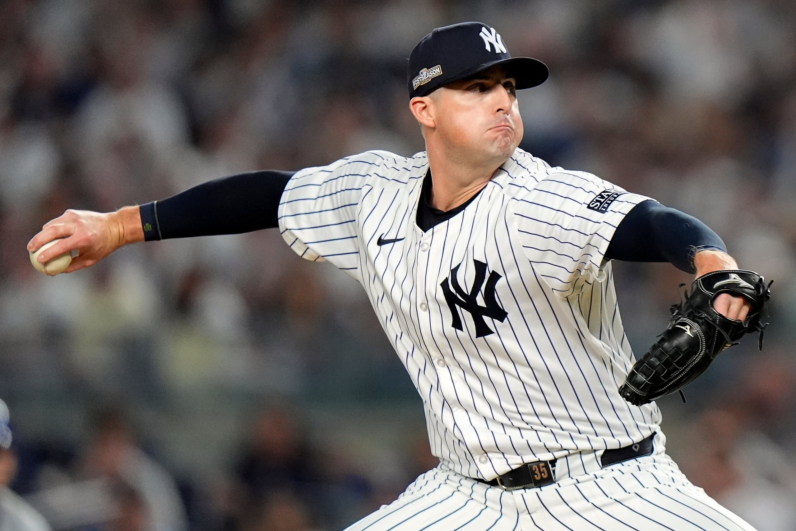 Clay Holmes, en uniforme de los Yankees de Nueva York, trabaja frente a los Royals de Kansas City durante la sexta entrada del primer juego de la Serie Divisional de la Liga Americana, el sábado 5 de octubre de 2024.