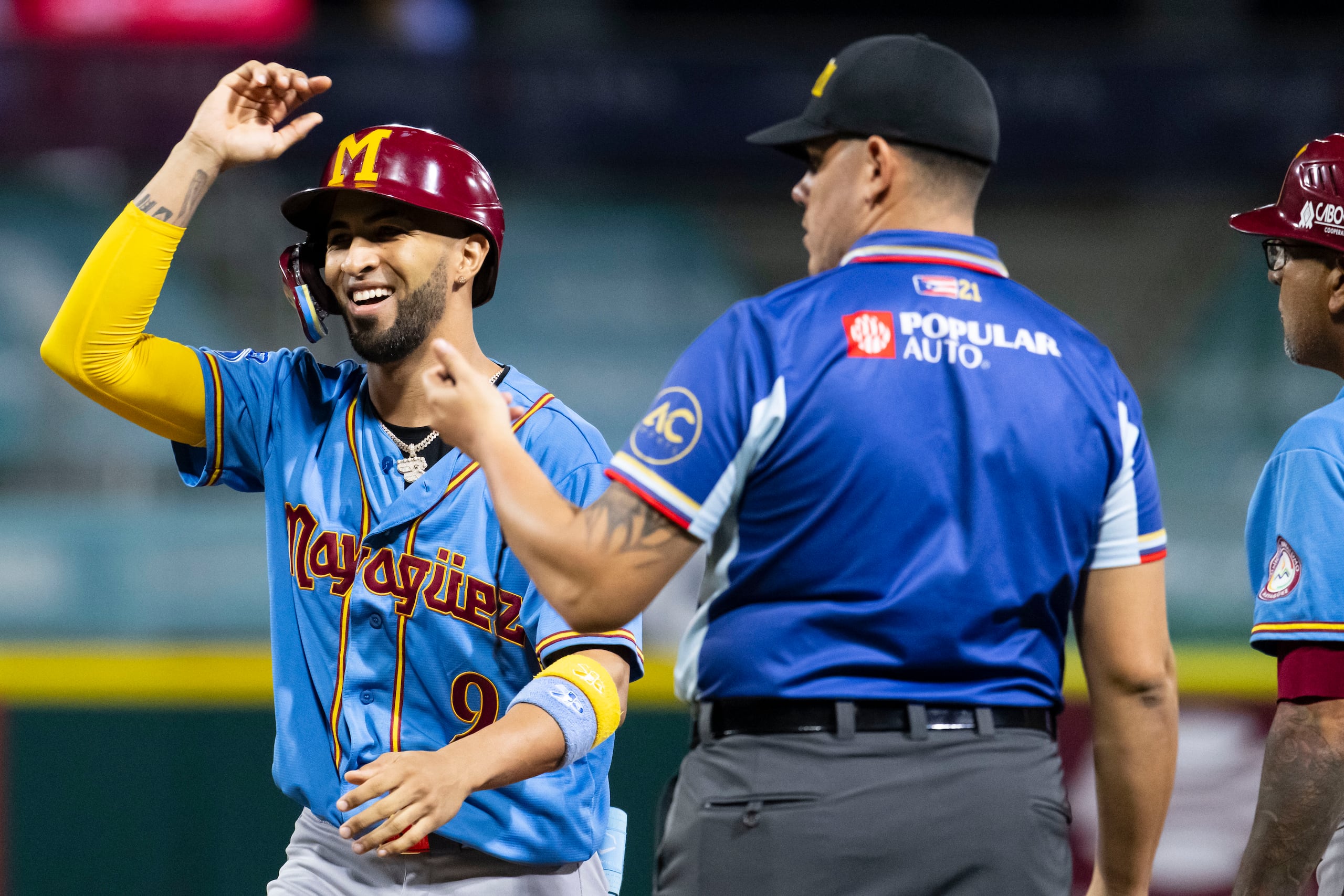 El jardinero de los Indios de Mayagüez durante la temporada del béisbol invernal.