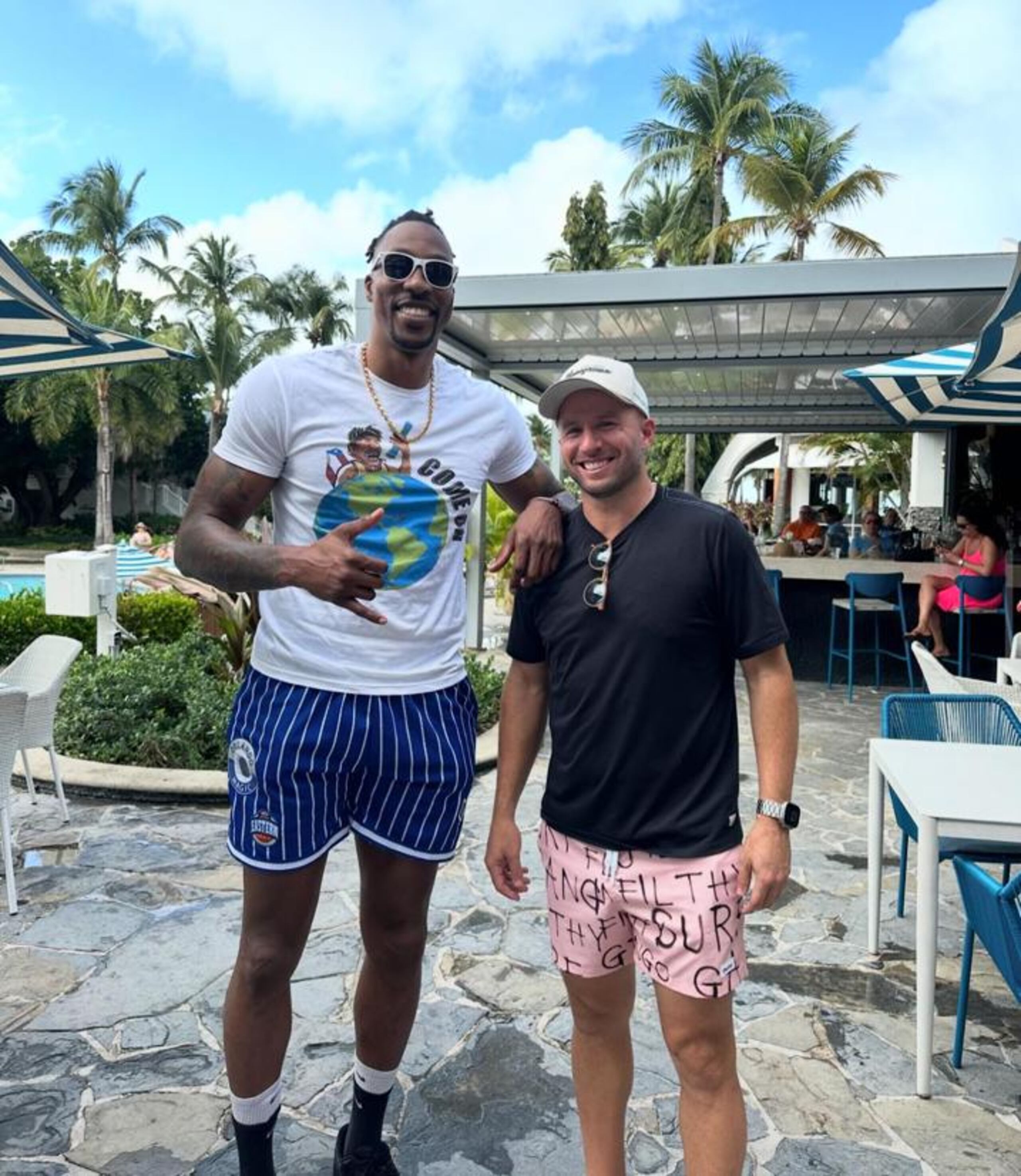 Dwight Howard junto a José Juan Barea en Puerto Rico.