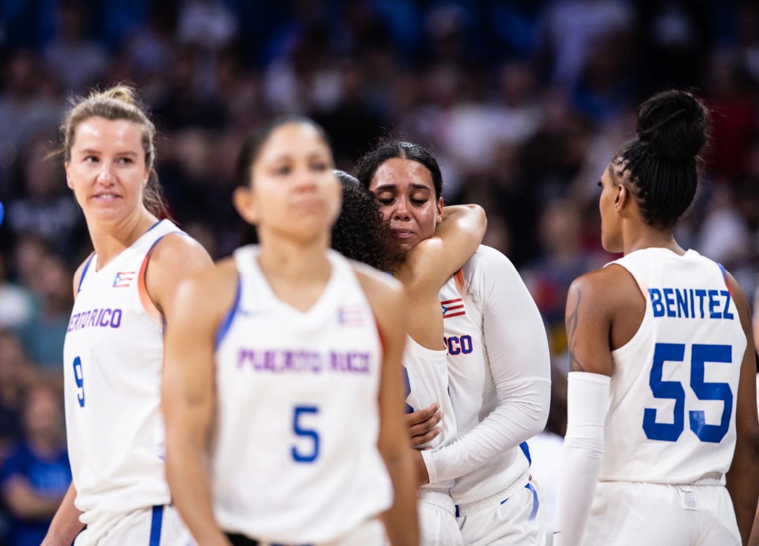 Las jugadoras boricuas se abrazan tras el doloroso desenlace. (FIBA)
