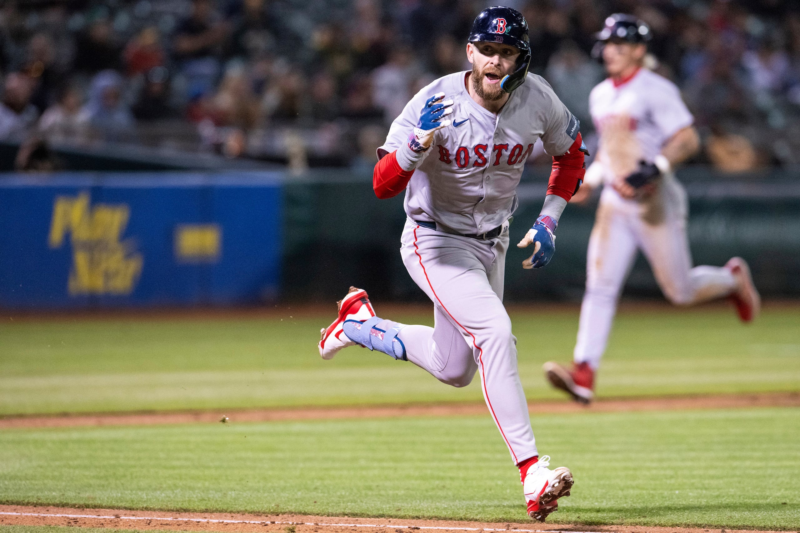 Trevor Story, de los Red Sox, corre a primera durante el séptimo inning del juego del martes 2 de abril de 2024, ante los Athletics. Los Red Sox han iniciado la temporada jugando para balance de 4-2.
