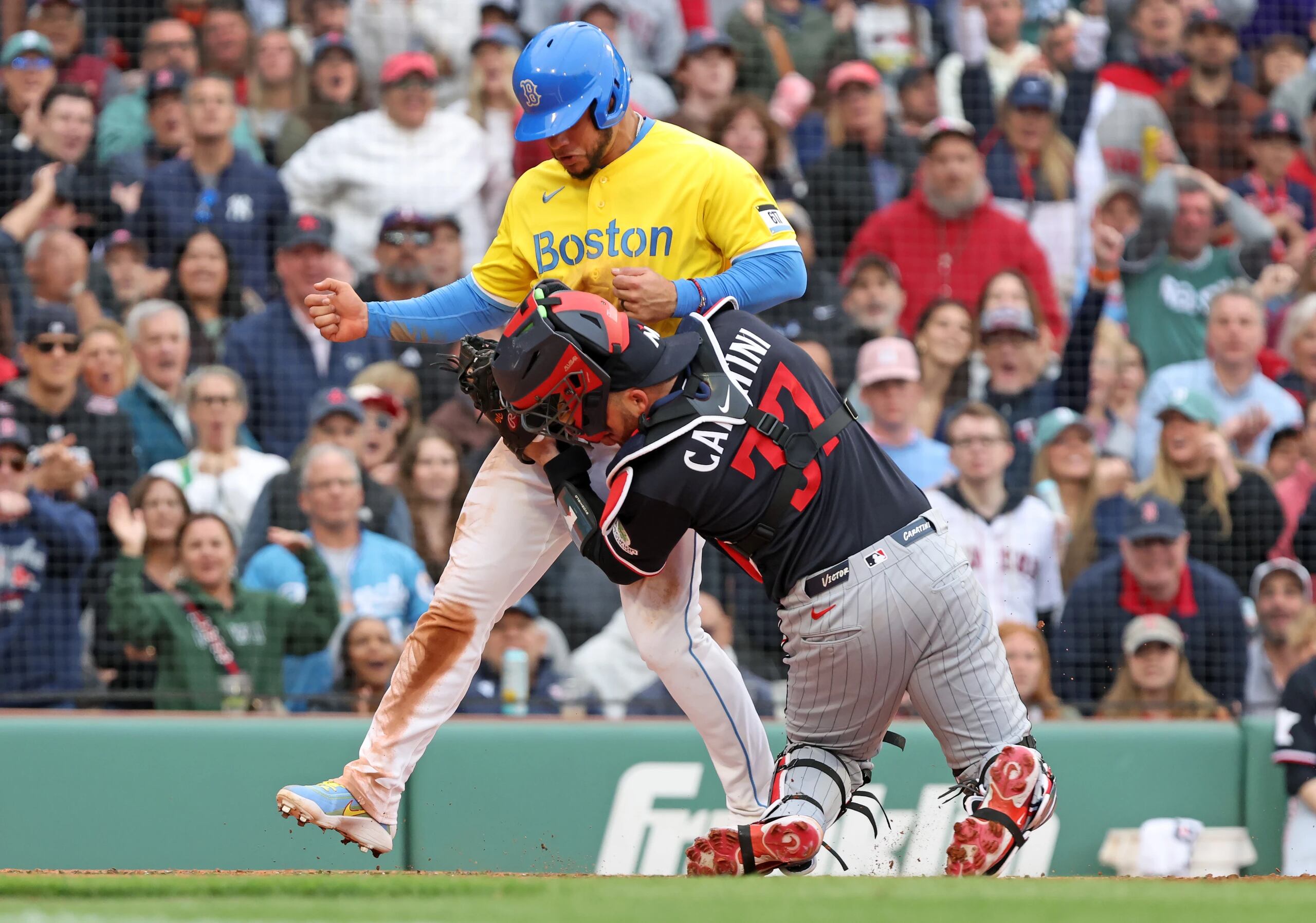 El receptor coameño de los Twins, Víctor Caratini, absorbe el impacto en el plato tras una colisión con Willson Contreras, de los Red Sox, en el partido del sábado.
