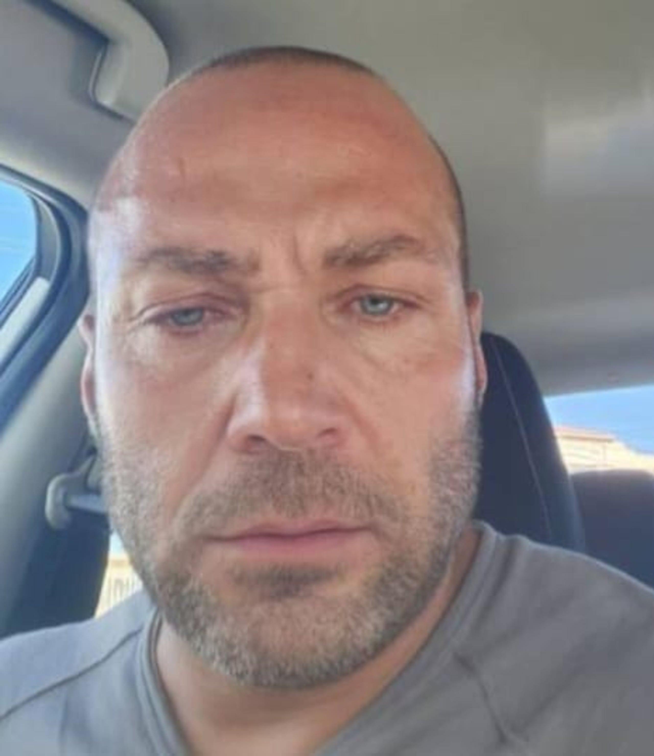 Las autoridades buscan a este individuo sospechoso de formar parte de una red de clonadores de tarjetas de crédito y débito.