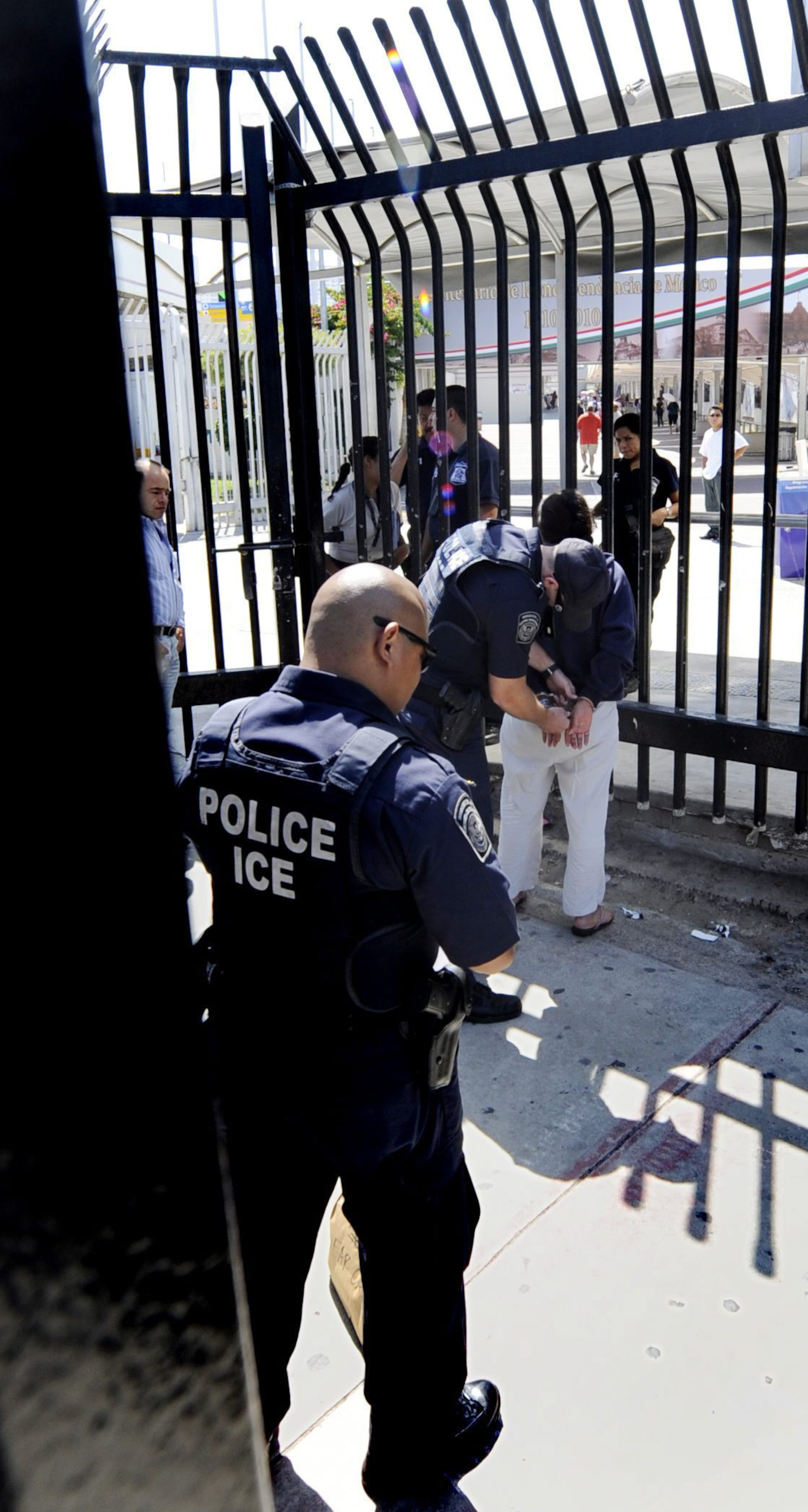 Tanto Trump como su zar fronterizo, Tom Homan, han expresado frustración por los resultados del ICE, en el que en algunos casos se han llegado a imponer cuotas mínimas de hasta 75 detenciones al día por oficina en algunos casos.