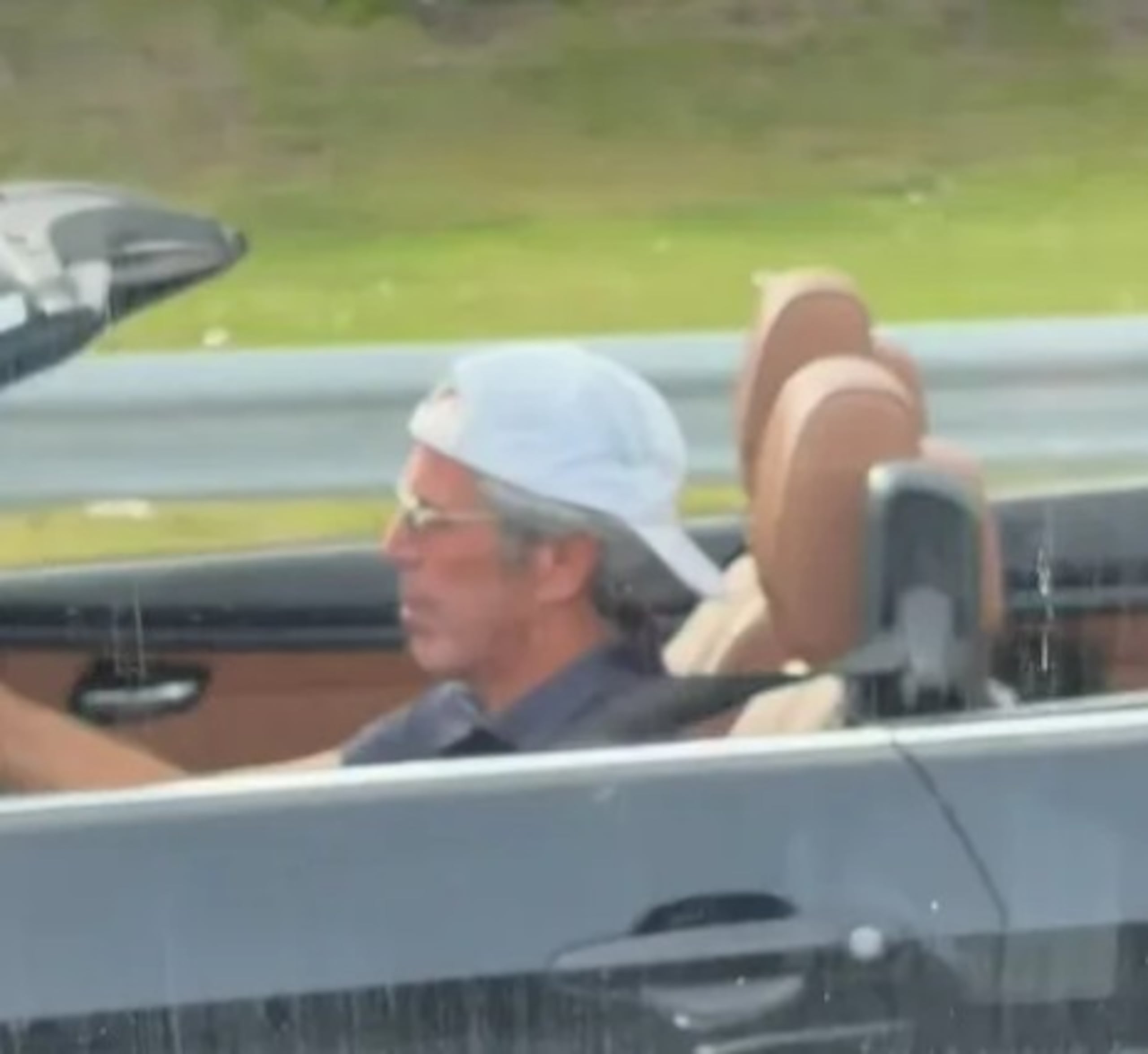Peter Simel busca aprovechar la popularidad que adquirió tras viralizarse a comienzos de año un video en el que un usuario lo grabó mientras conducía un convertible en la carretera interestatal 95 de Florida y afirma que es el fallecido Jeffrey Epstein.