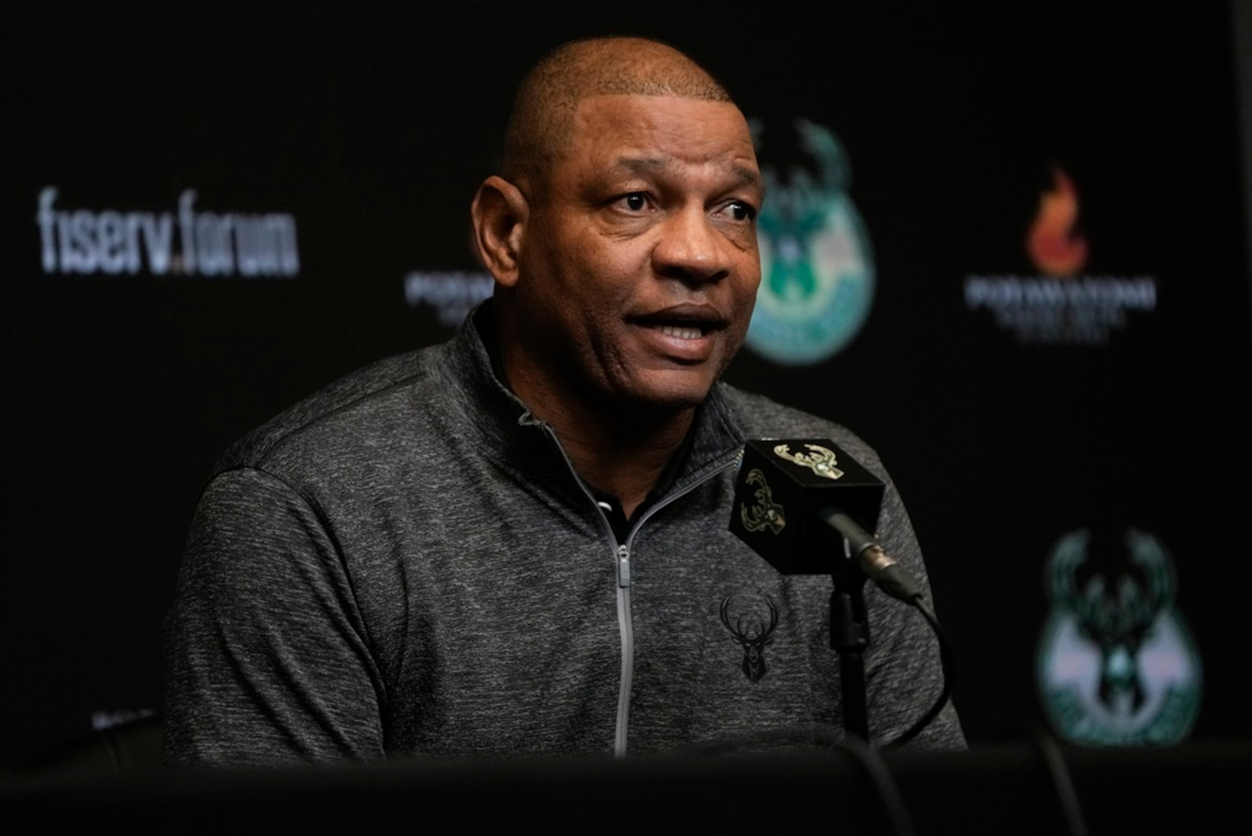Doc Rivers fue presentado por la gerencia de los Bucks de Milwaukee.