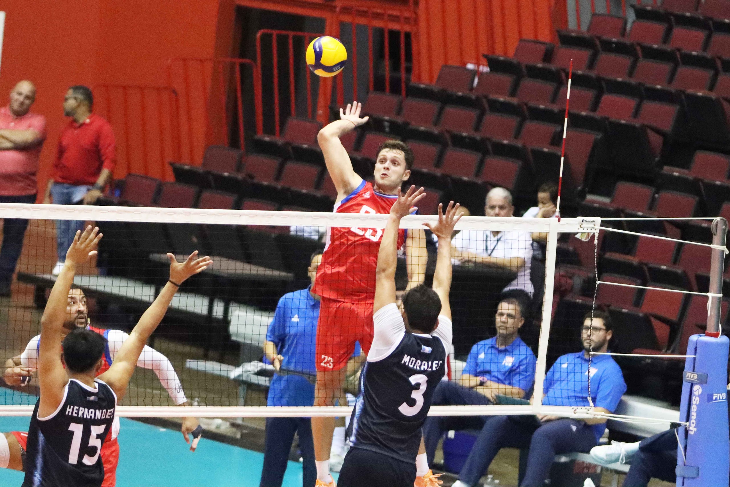 Antonio Luis Feliciano Bengoa, de Puerto Rico, ataca por la posición número cuatro. (Norceca)