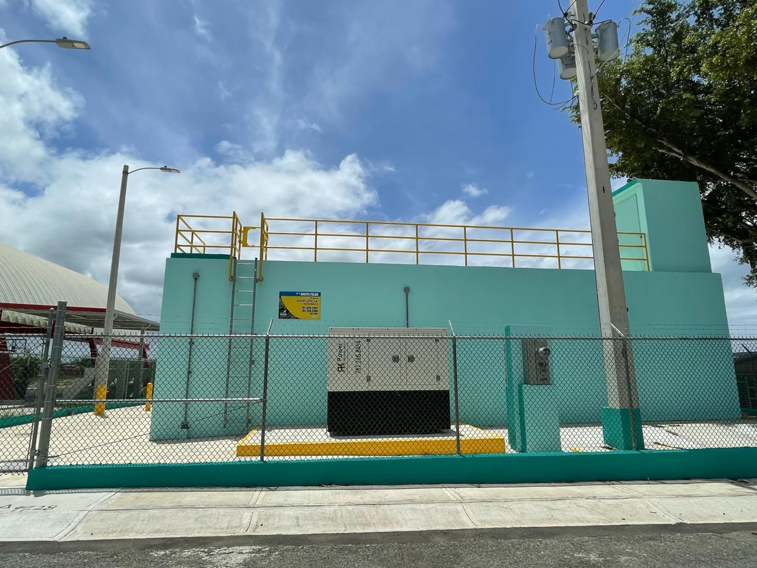 El nuevo tanque de 150,000 galones puede almacenar casi el doble de agua que el anterior y está hecho de cemento; esto lo hace más duradero y menos propenso a los efectos de desastres naturales.