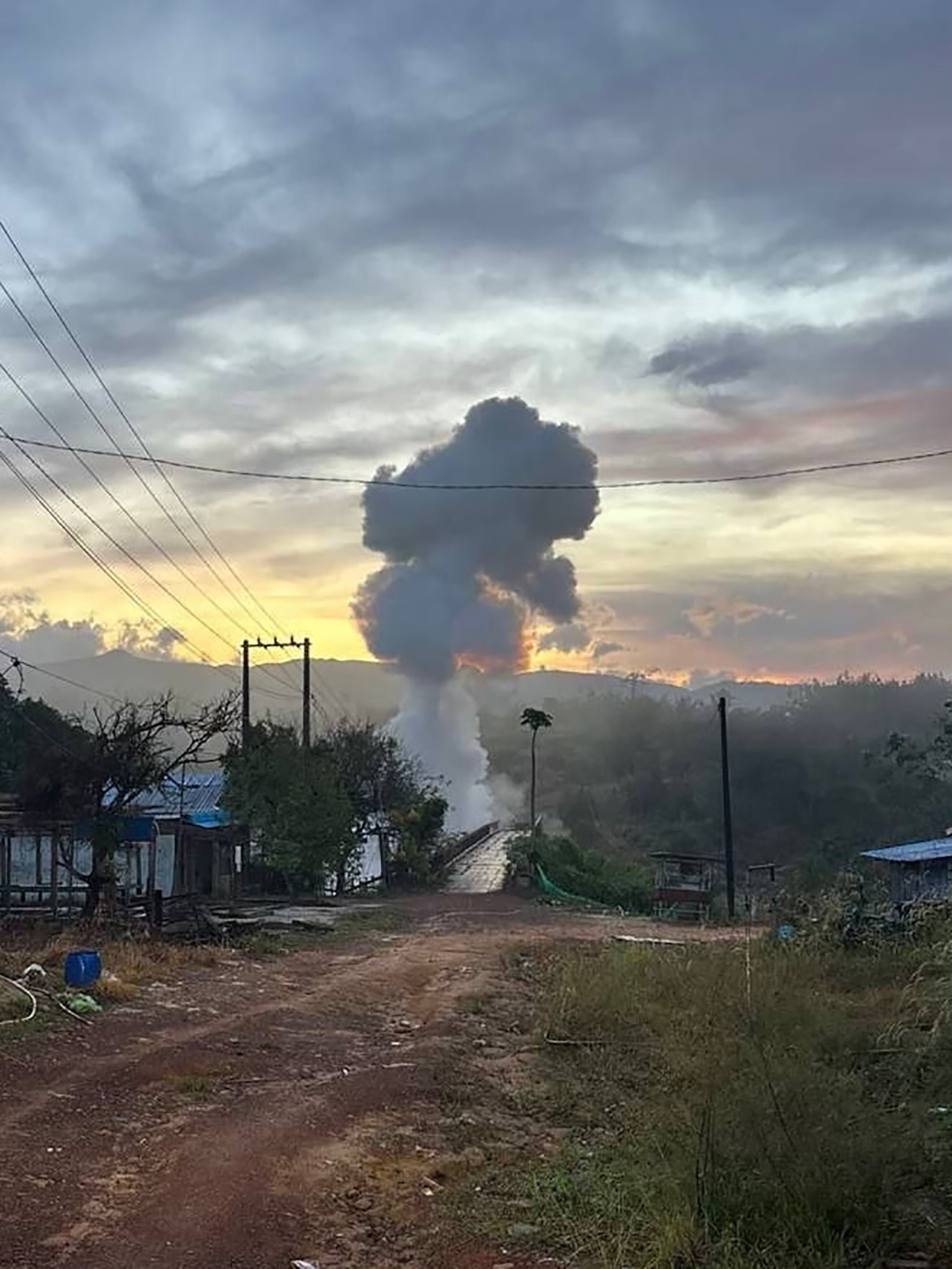El ejército tailandés ha reconocido que 16 de sus soldados han muerto durante los combates, y estimó el domingo que ha habido al menos 221 bajas entre los soldados camboyanos.