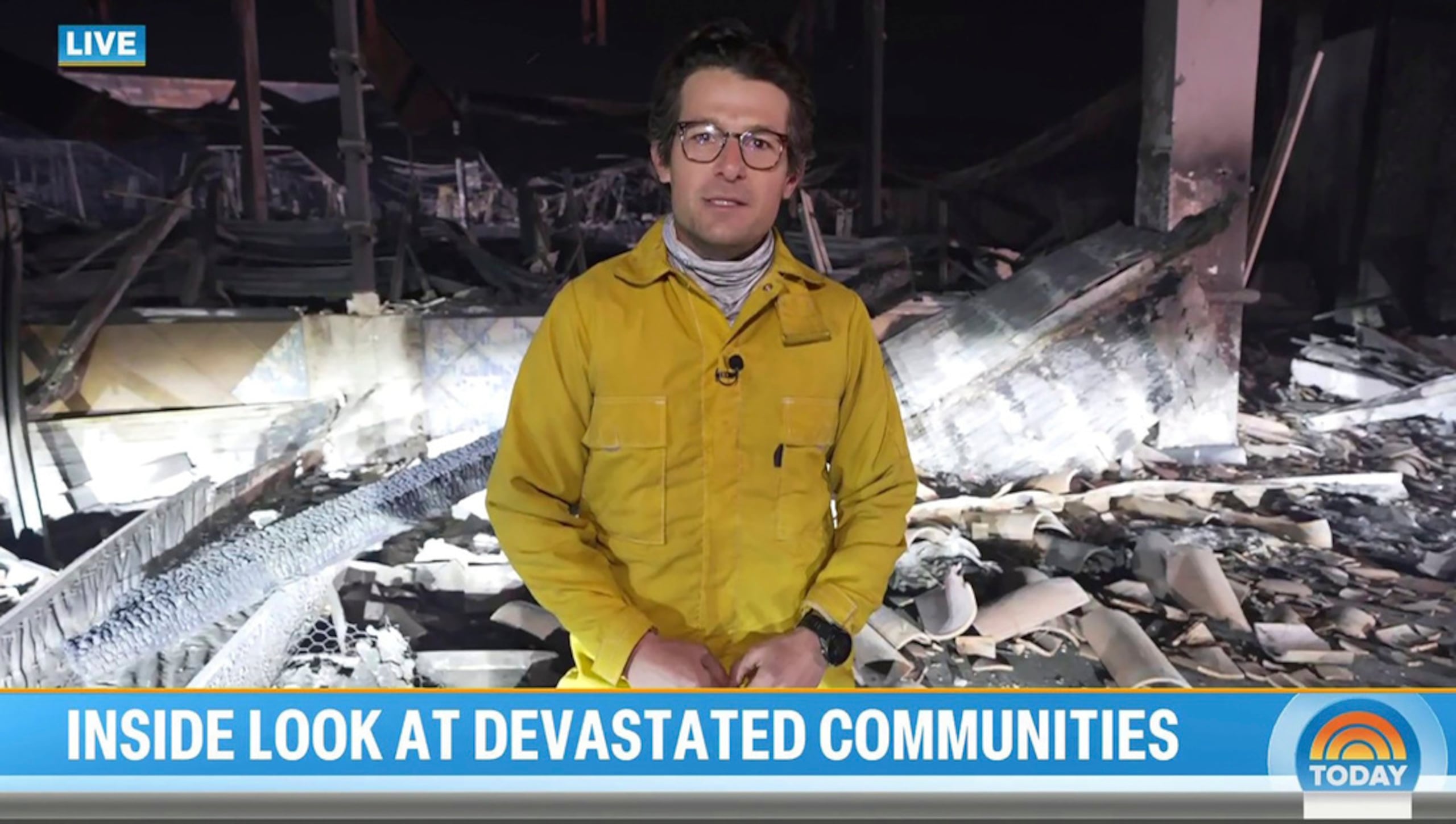 Esta imagen proporcionada por NBC muestra al reportero Jacob Soboroff cubriendo los incendios forestales en Los Ángeles.