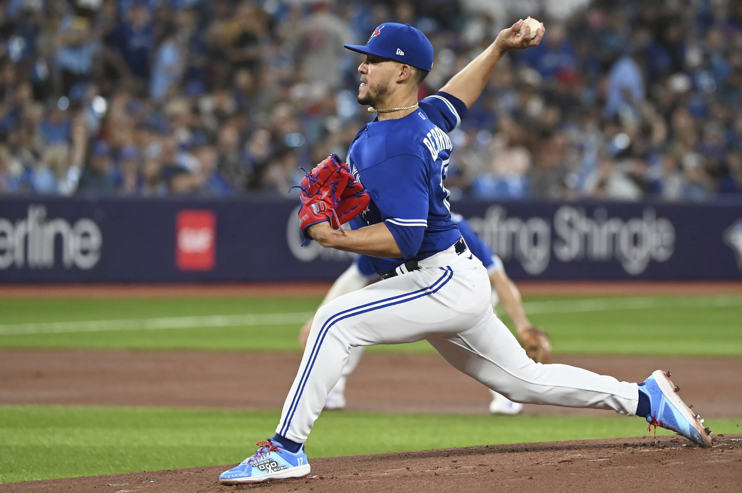 José Berríos lanza contra los Athletics de Oakland.