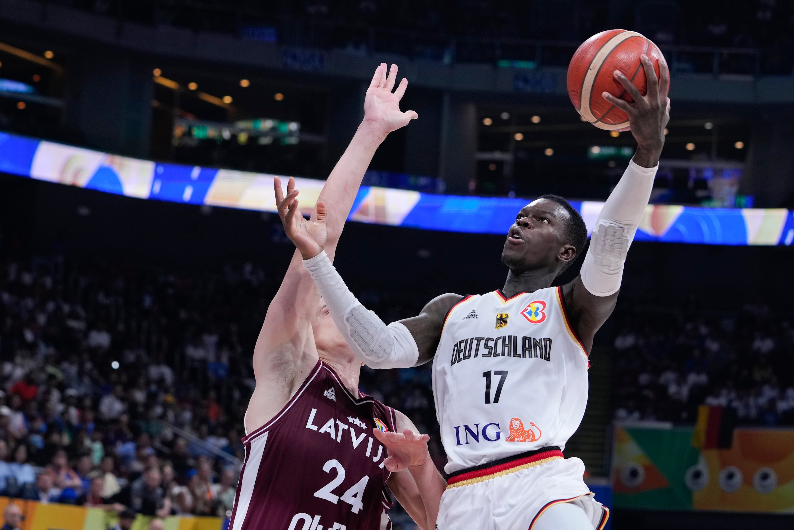El armador alemán Dennis Schroder ataca el canasto en los cuartos de final de la Copa del Mundo de la FIBA. Alemania se hizo hoy de un pase a París 2024.