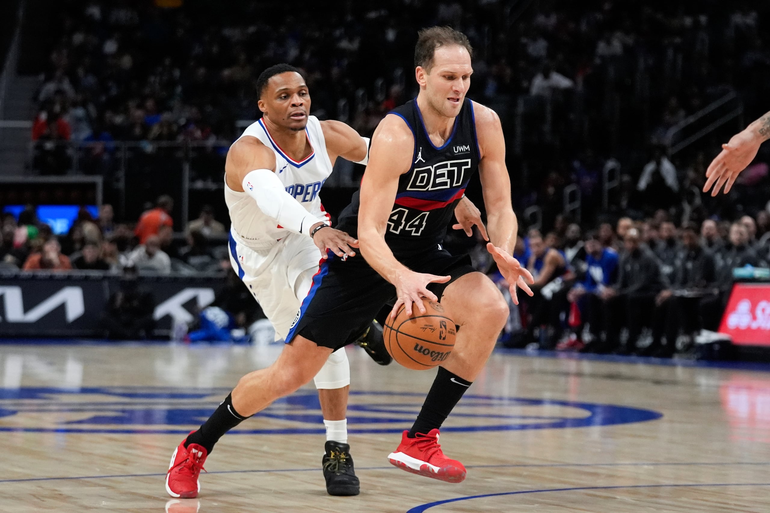 El serbio Bojan Bogdanovic (44) promedia 20.2 puntos por juego esta temporada.