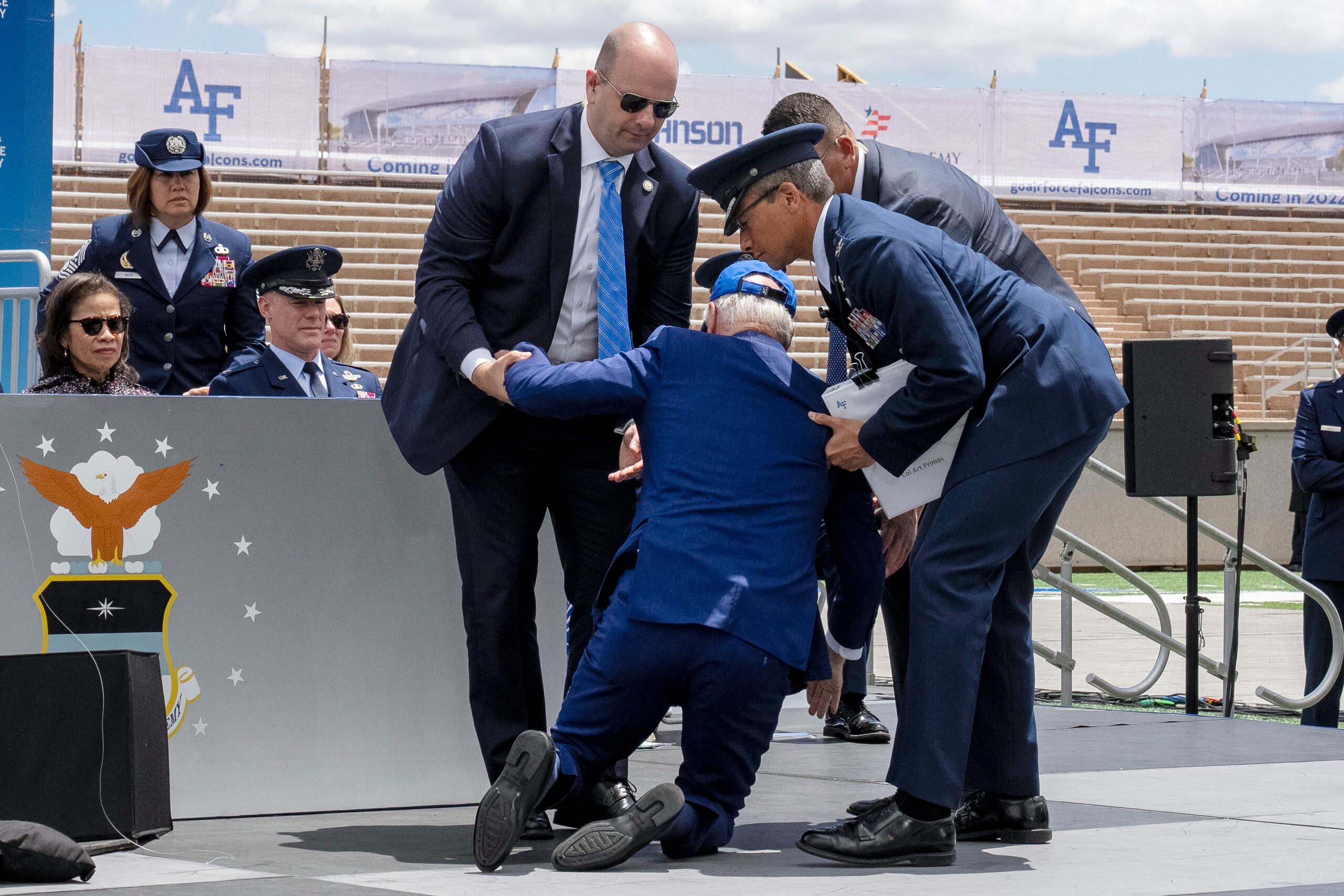 Biden, que ya es el presidente de más edad en el cargo, ha sufrido una serie de tropezones y confusiones en sus años de gobierno.