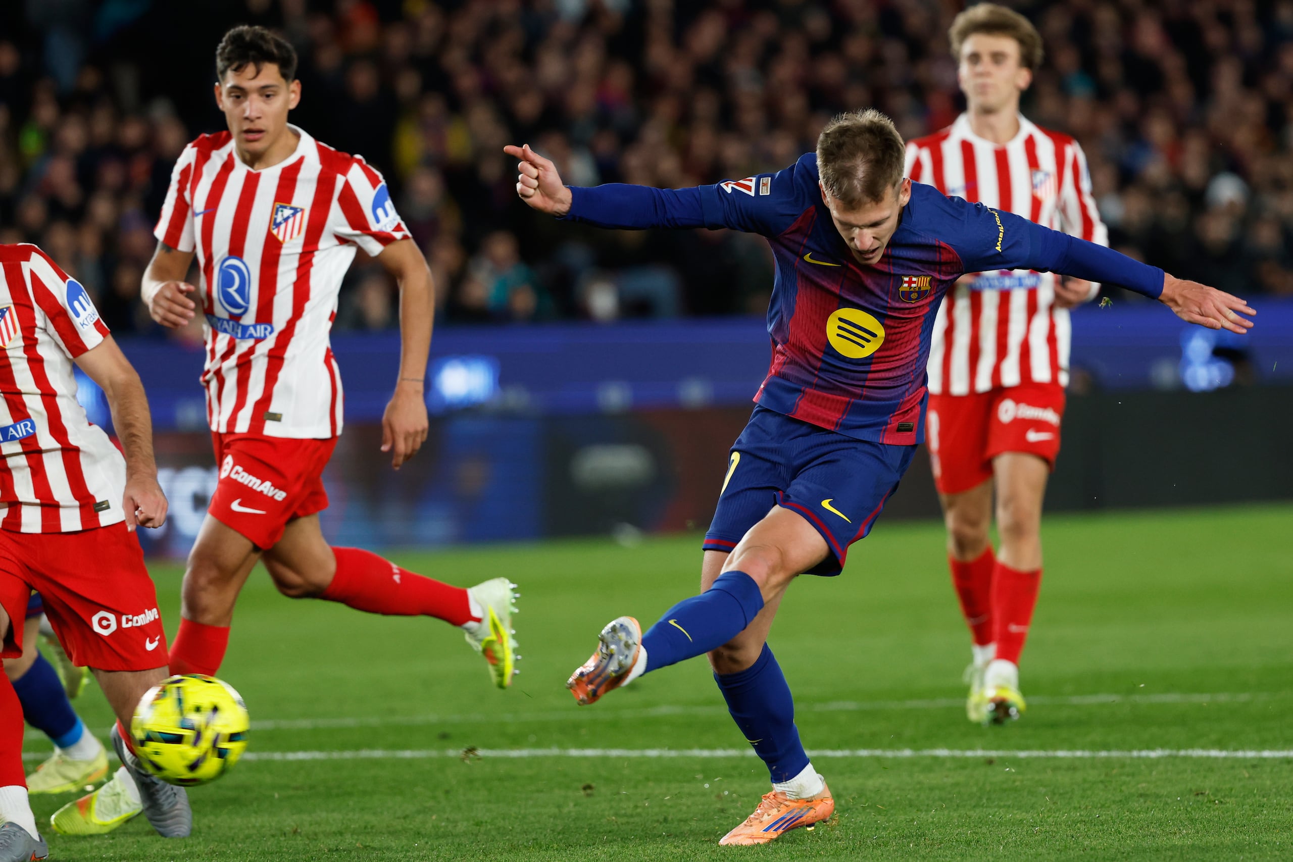 Dani Olmo, del Barcelona, anota un gol ante el Atlético de Madrid.