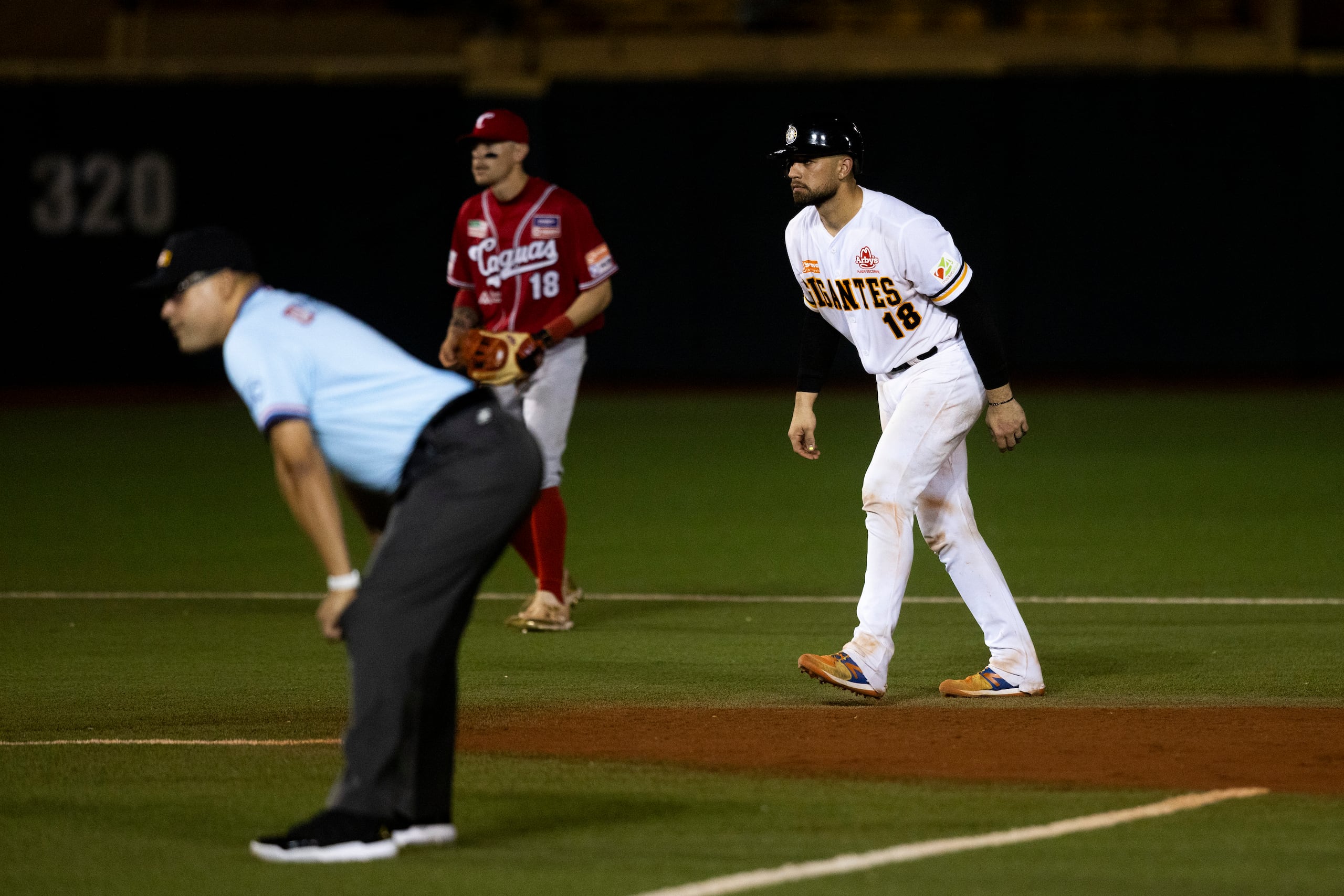 J.C. Escarra, de los Gigantes de Carolina, durante el primer juego de la serie final del béisbol invernal contra los Criollos de Caguas.