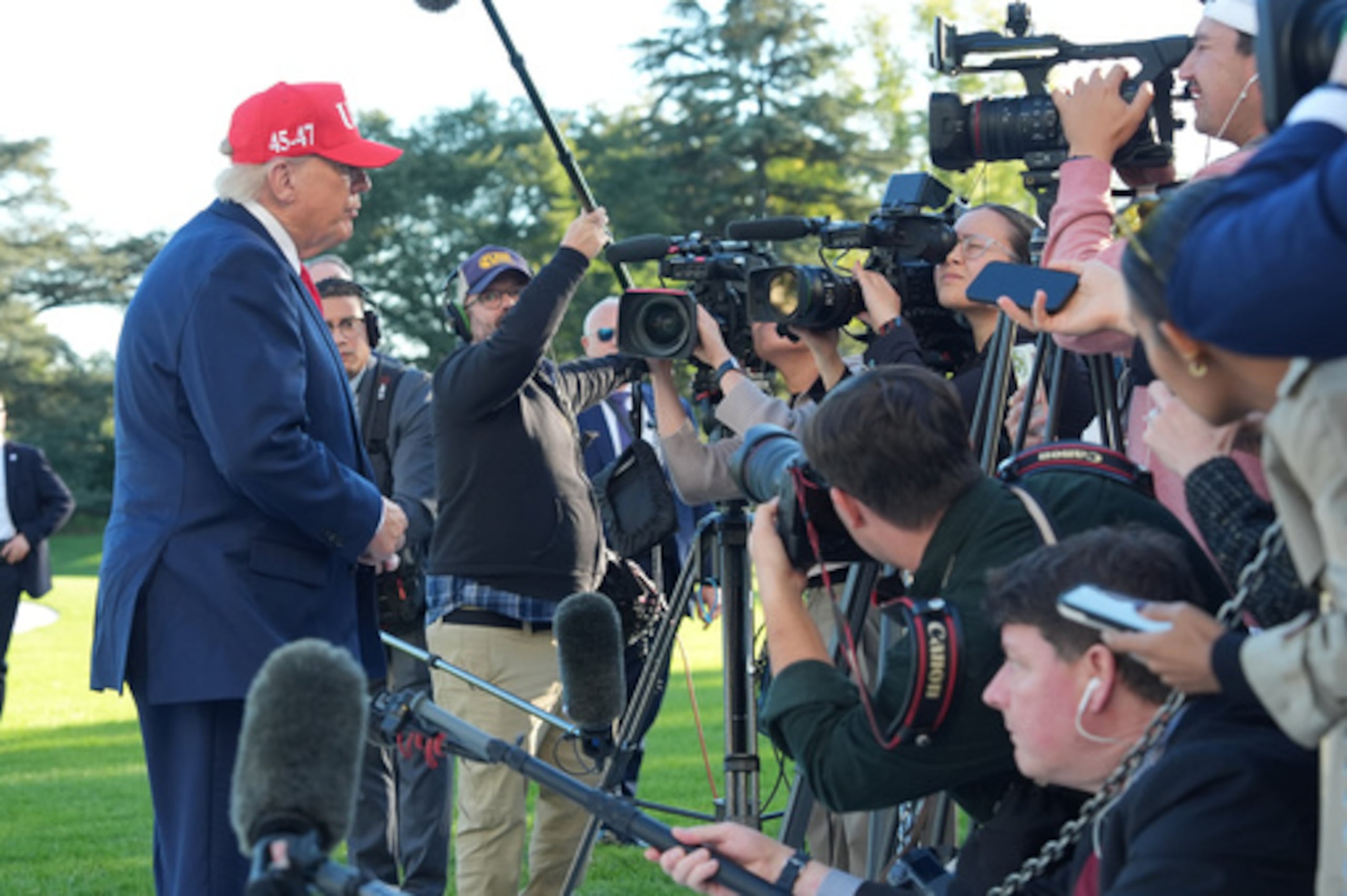 La semana pasada, el Centro Pew publicó una encuesta según la cual solo el 24 % de los votantes hispanos aprueba la gestión de Trump, frente al 38 % registrado al inicio de su segundo mandato.