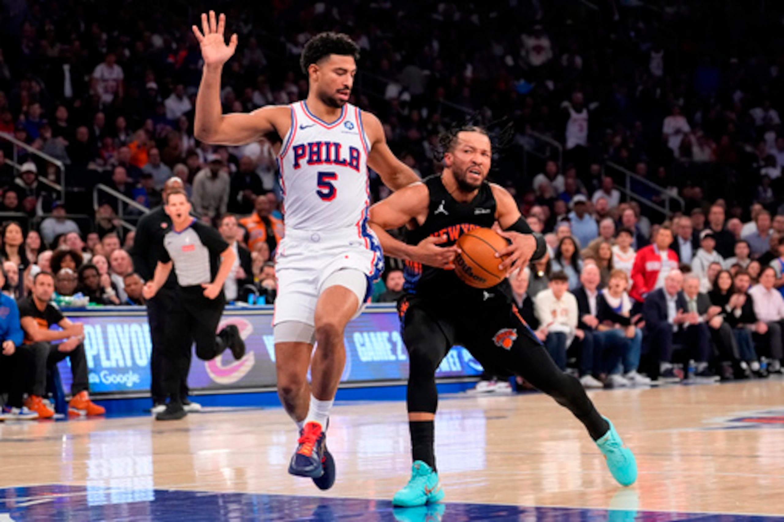 El escolta de los New York Knicks Jalen Brunson, a la derecha, supera al escolta de los Philadelphia 76ers Quentin Grimes (5) durante la primera mitad del segundo partido de la segunda ronda de los playoffs de baloncesto de la NBA, el miércoles 6 de mayo de 2026, en Nueva York. (AP Photo/Yuki Iwamura)
