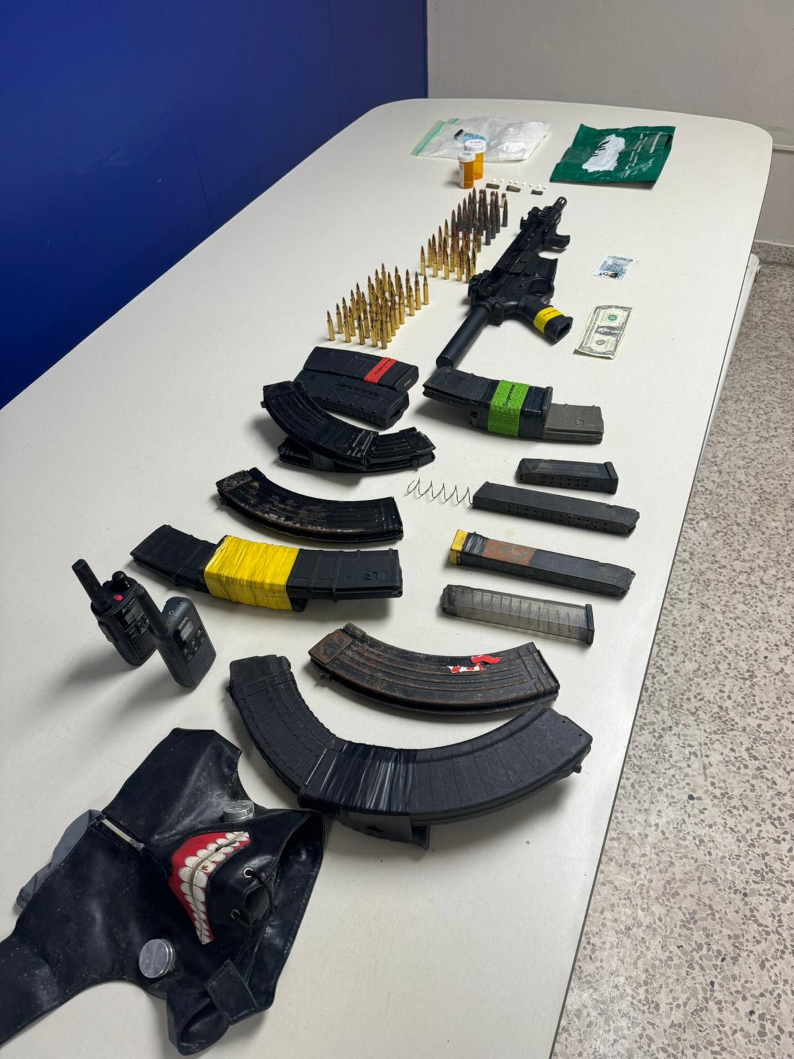 Resultados del registro que hizo la División Drogas Metropolitana a un vehículo durante una inspección de las cuadras de caballos en el Hipódromo El Camareno, en Canóvanas.