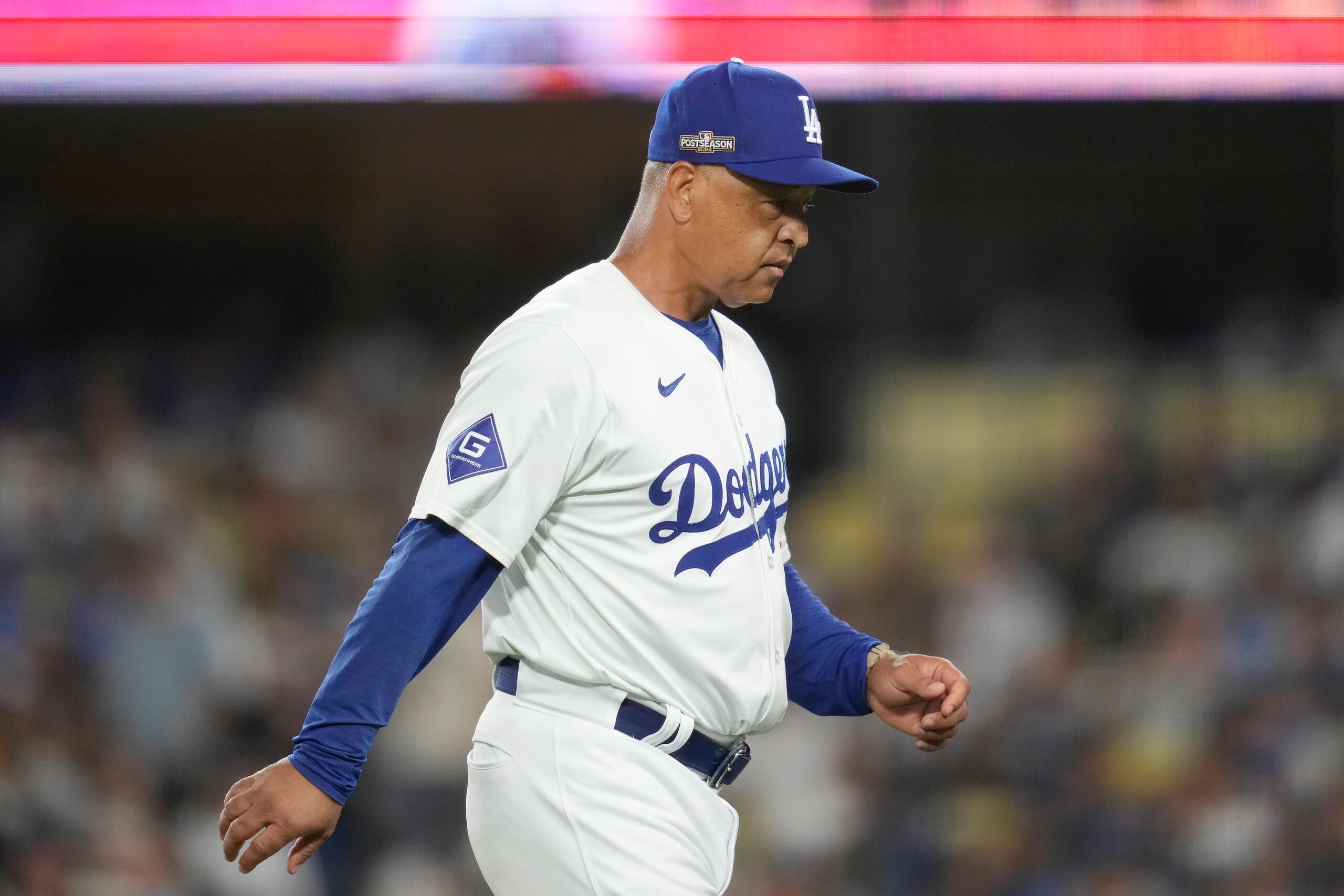 El mánager de los Dodgers de Los Ángeles, Dave Roberts, regresa al dugout después de hacer un cambio de pitcheo durante la séptima entrada en el Juego 2 de una Serie Divisional de la Liga Nacional contra los Padres de San Diego, el domingo 6 de octubre de 2024, en Los Ángeles.