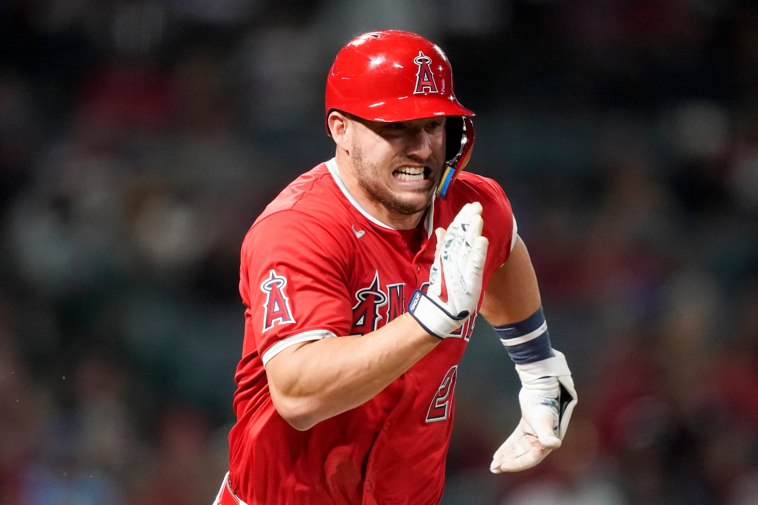Mike Trout, de los Angelinos de Los Ángeles, corre tras batear un sencillo en el juego del lunes 29 de abril de 2024, ante los Phillies de Filadelfia.