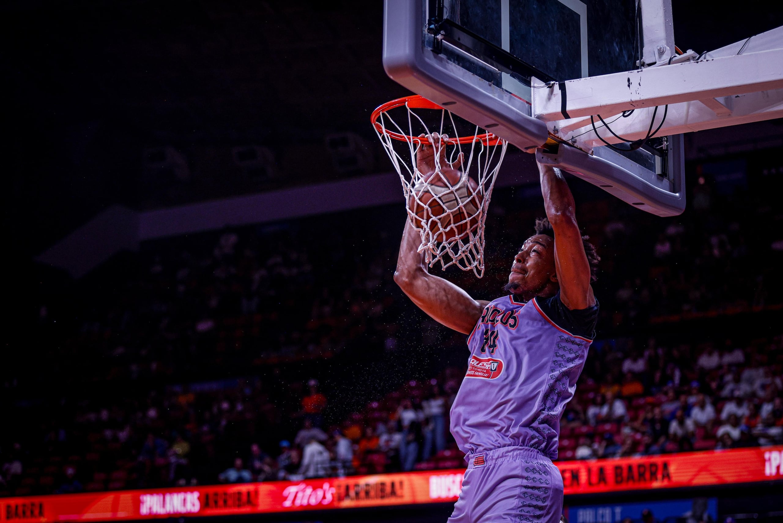 Moses Brown, de los Criollos de Caguas, donquea el balón en el cuarto juego de la semifinal de la Conferencia A ante los Cangrejeros de Santurce.