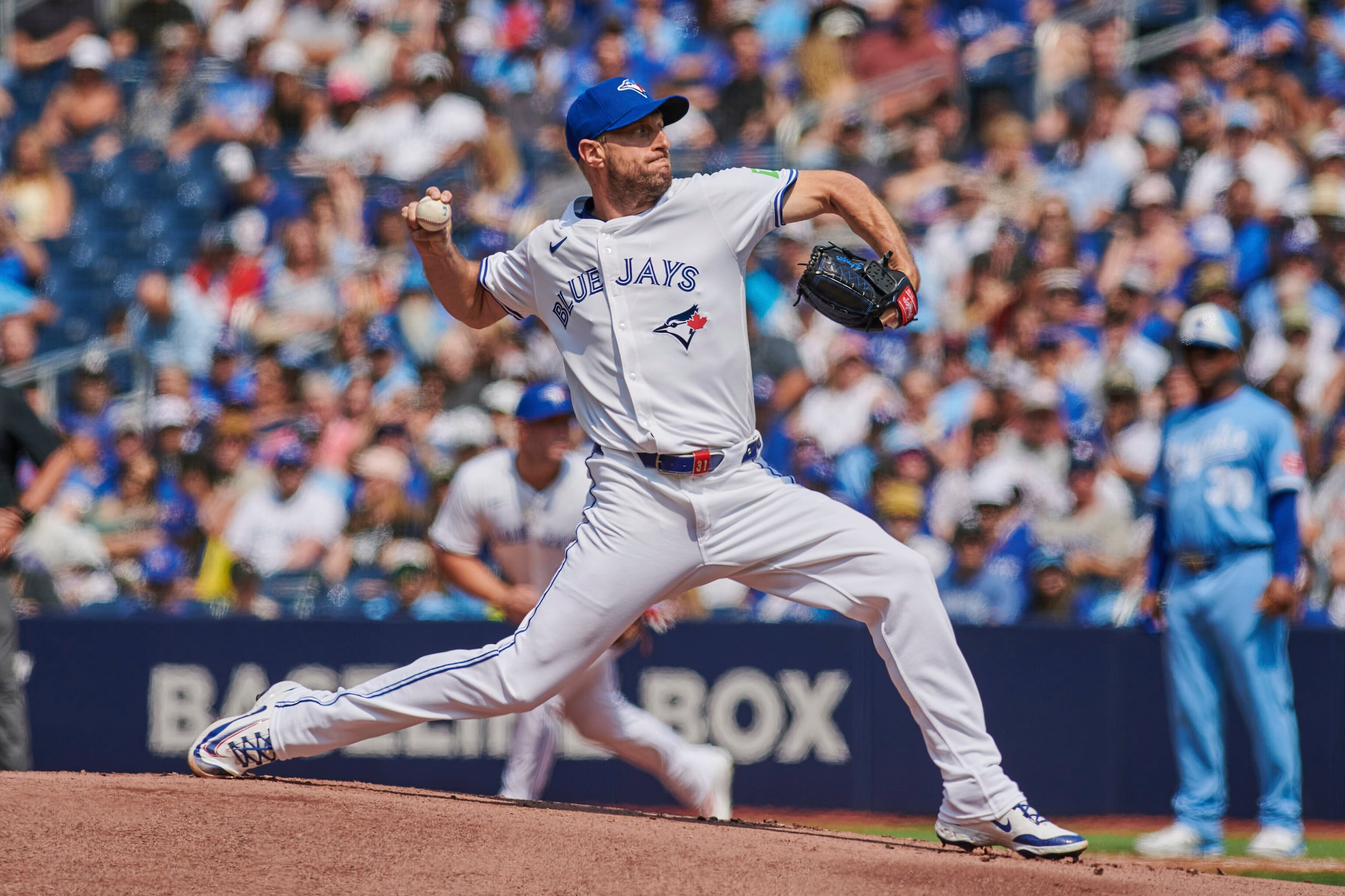 El lanzador de los Blue Jays de Toronto, Max Scherzer, lanza contra los Royals de Kansas City durante la primera entrada.