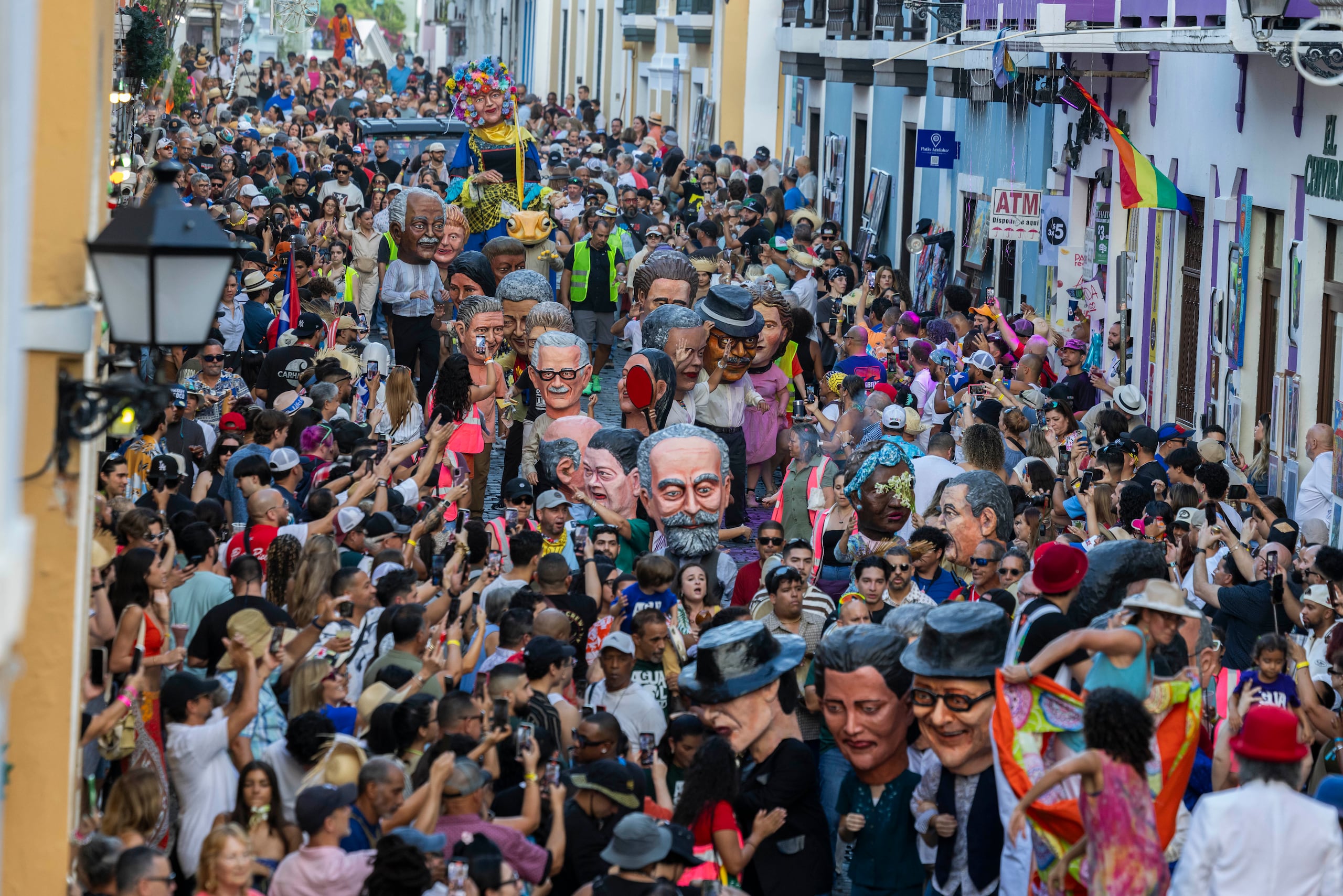 Miles de personas asisten desde el pasado jueves a las Fiestas de la Calle San Sebastián.