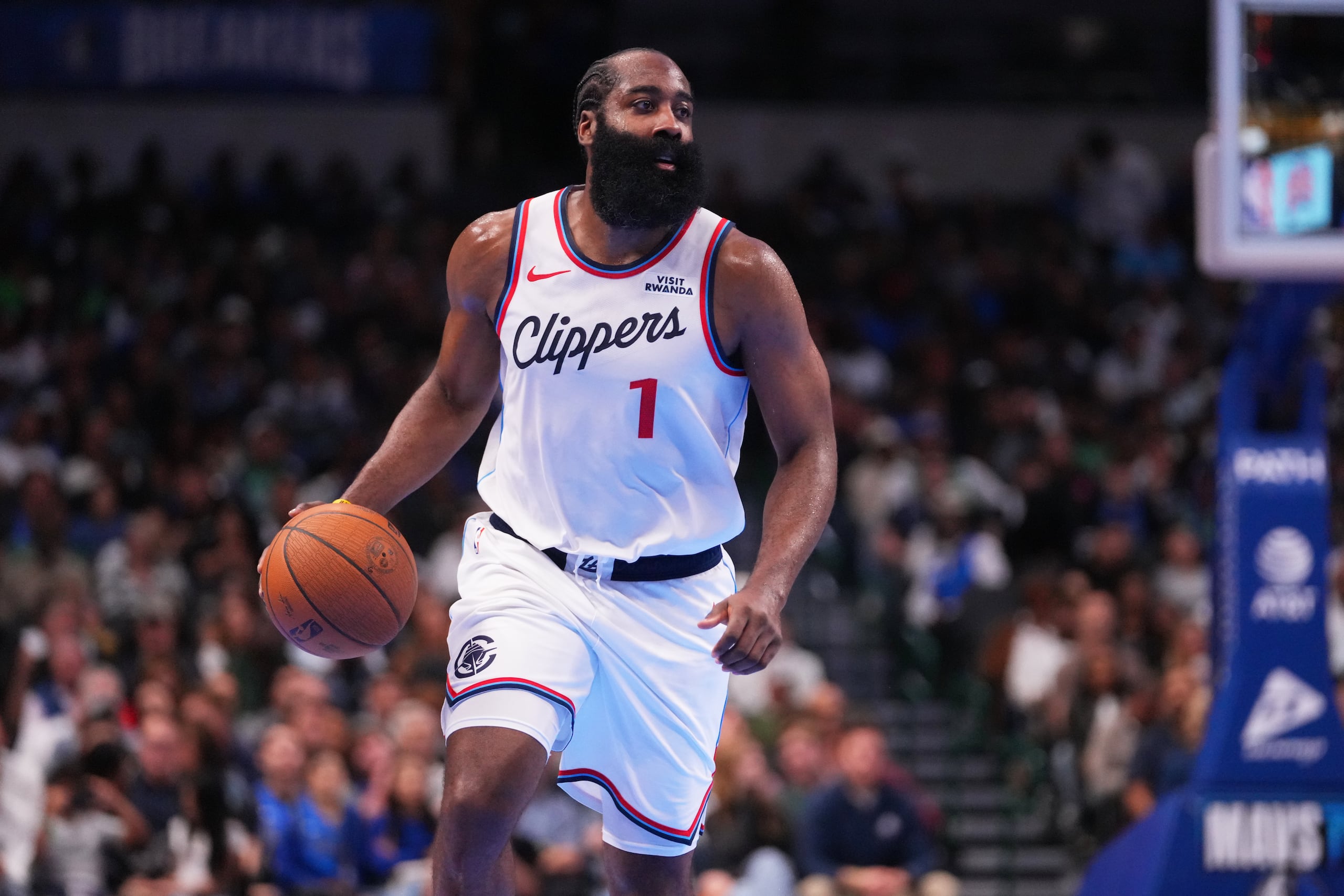 James Harden maneja el balón en uniforme de los Clippers de Los Ángeles.