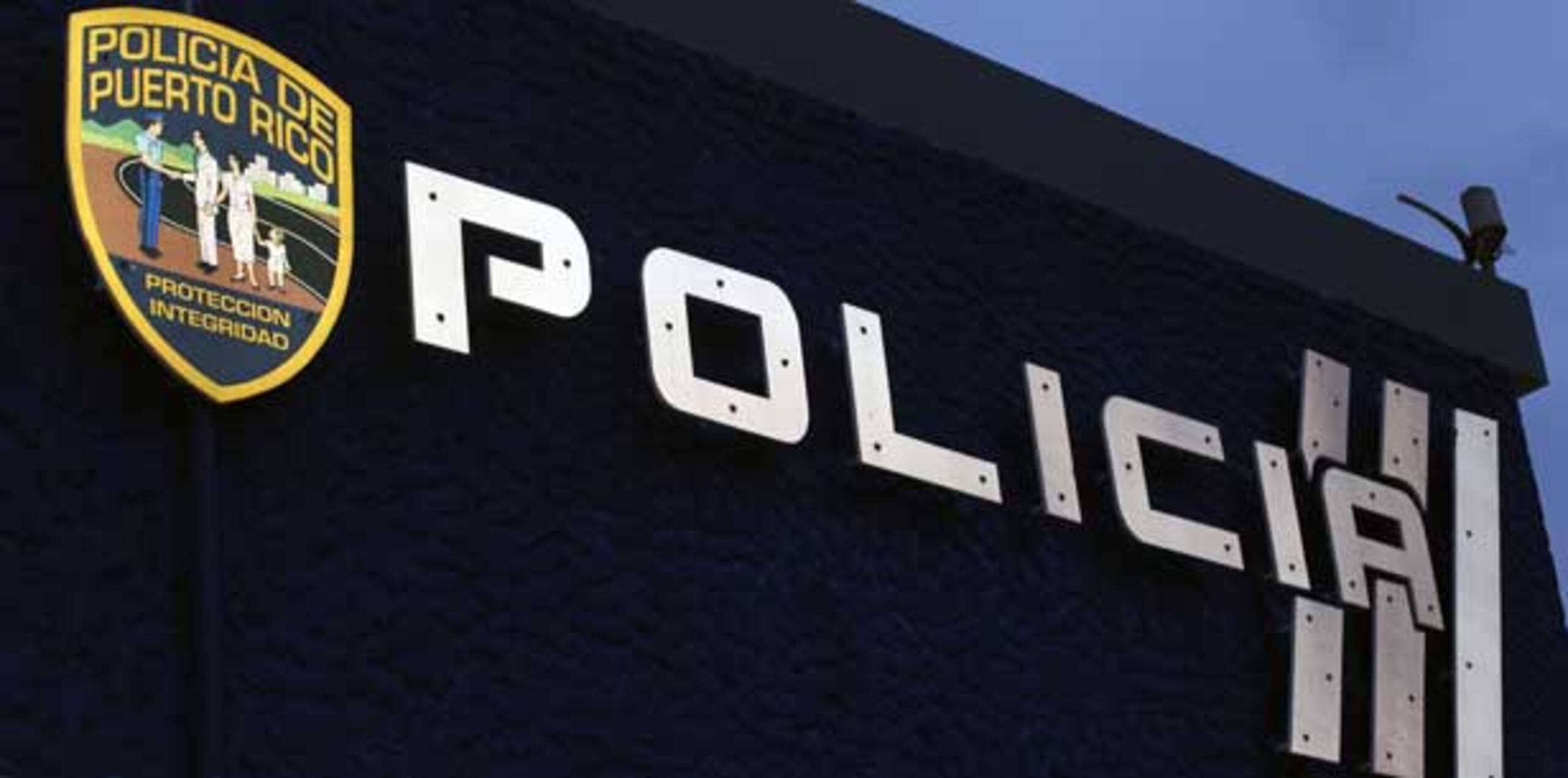 Desde el miércoles han circulado informaciones de que el vídeo en que se ve a una mujer en uniforme de la Policía practicándole sexo oral a un hombre fue grabado en La Fortaleza y no en cuartel. (Archivo)
