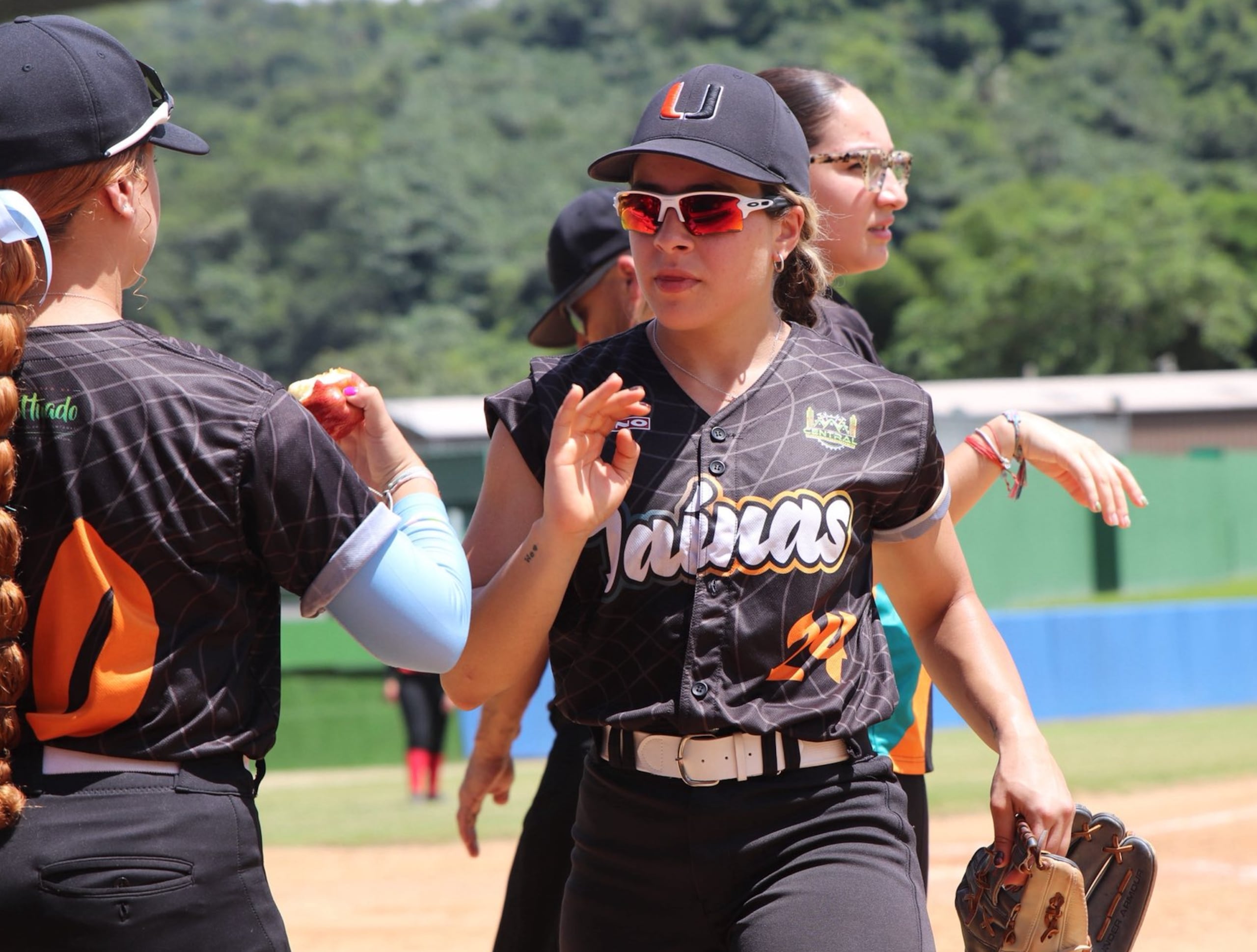 Las Taínas de Utuado celebran después de un partido en la Liga de Béisbol Femenino de Puerto Rico.