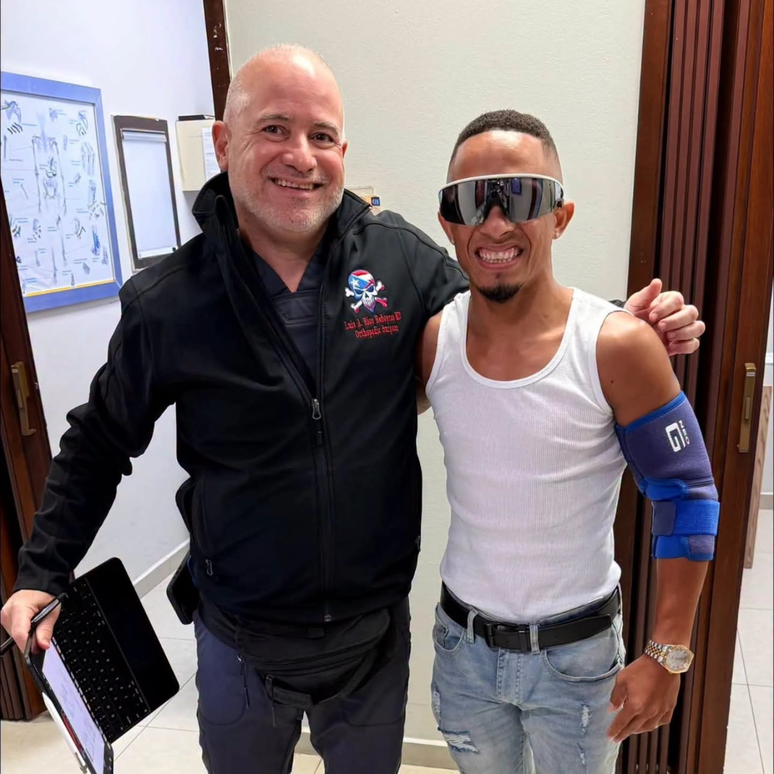René "Chulo" Santiago aparece aquí en compañía del ortopeda Luis A. Ríos Reboyras.