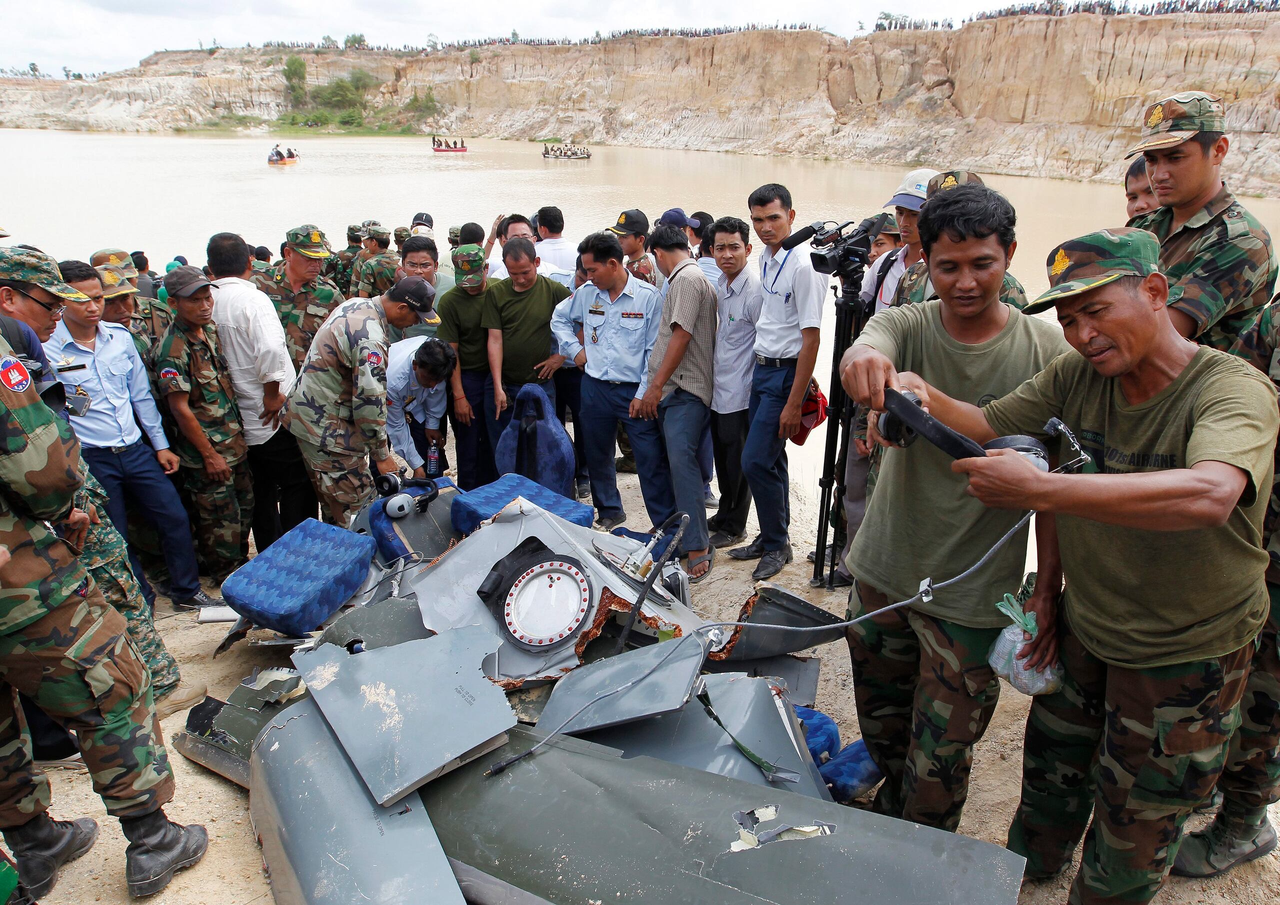 Foto de archivo de los efectivos del Ejército de Camboya mientras recuperan en 2014 los restos de un helicóptero militar siniestrado cerca de Nom Pen.