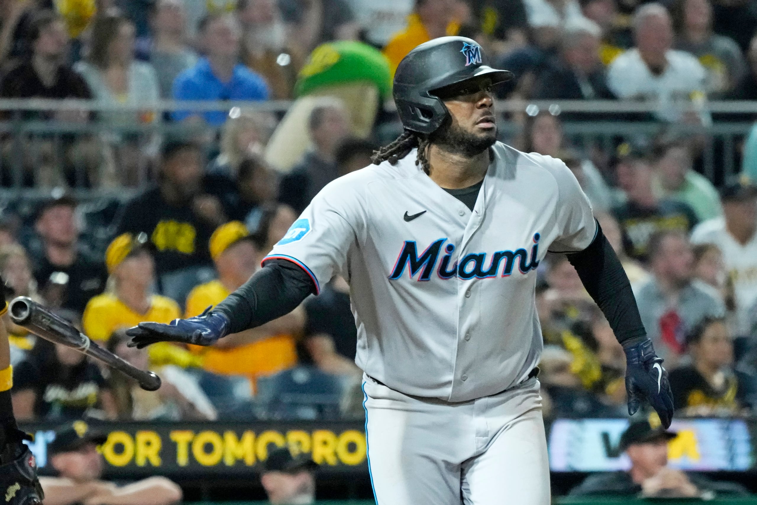 Josh Bell, de los Marlins de Miami, conecta un elevado de sacrificio en el juego del sábado 30 de septiembre de 2023, ante los Piratas de Pittsbugh (AP foto/Gene J. Puskar)