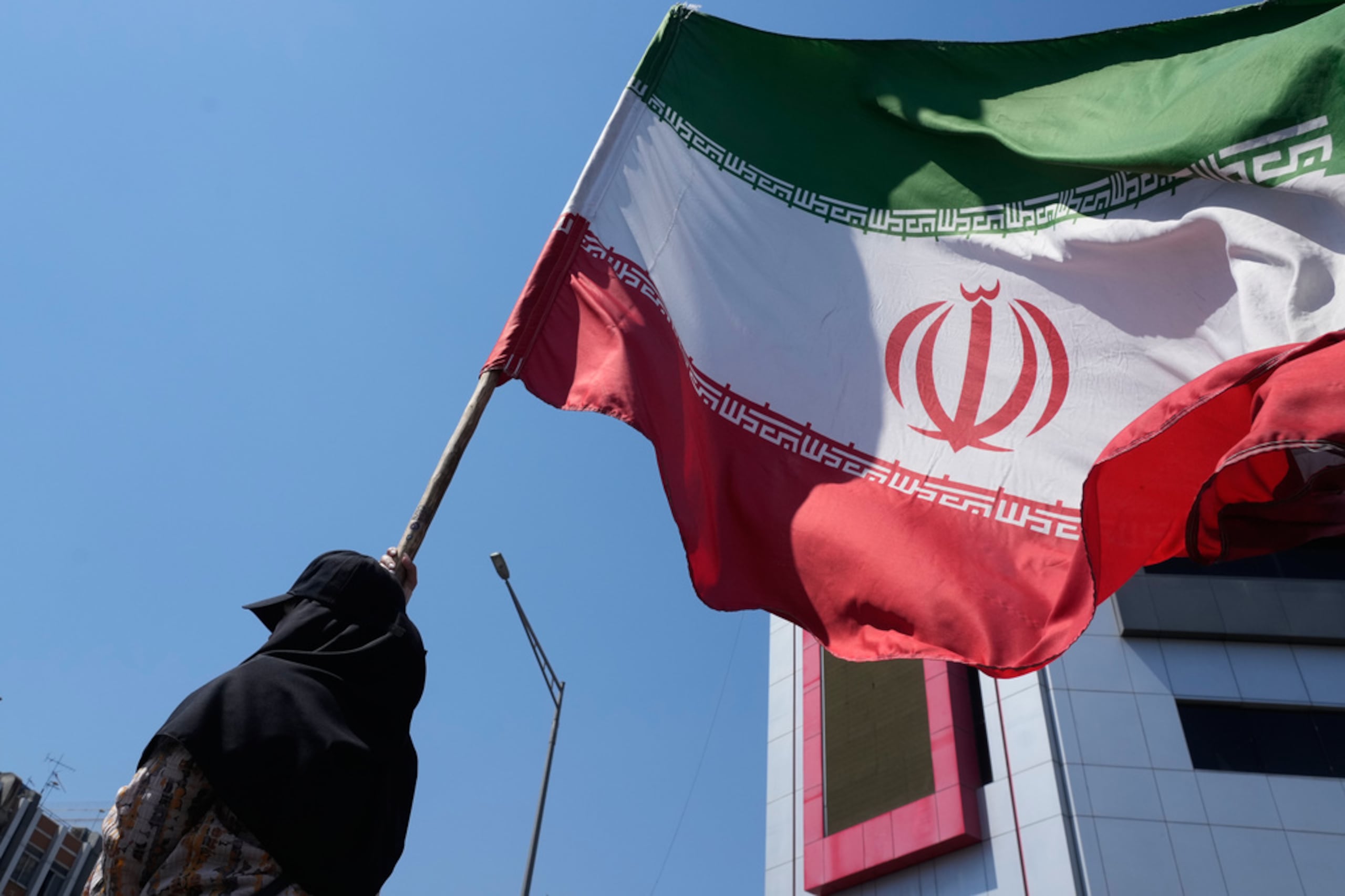 El acuerdo, que está previsto que se firme formalmente en una ceremonia en Suiza el viernes, establece que Estados Unidos conseguiría al menos 300,000 millones de dólares para reconstruir Irán después de la guerra.