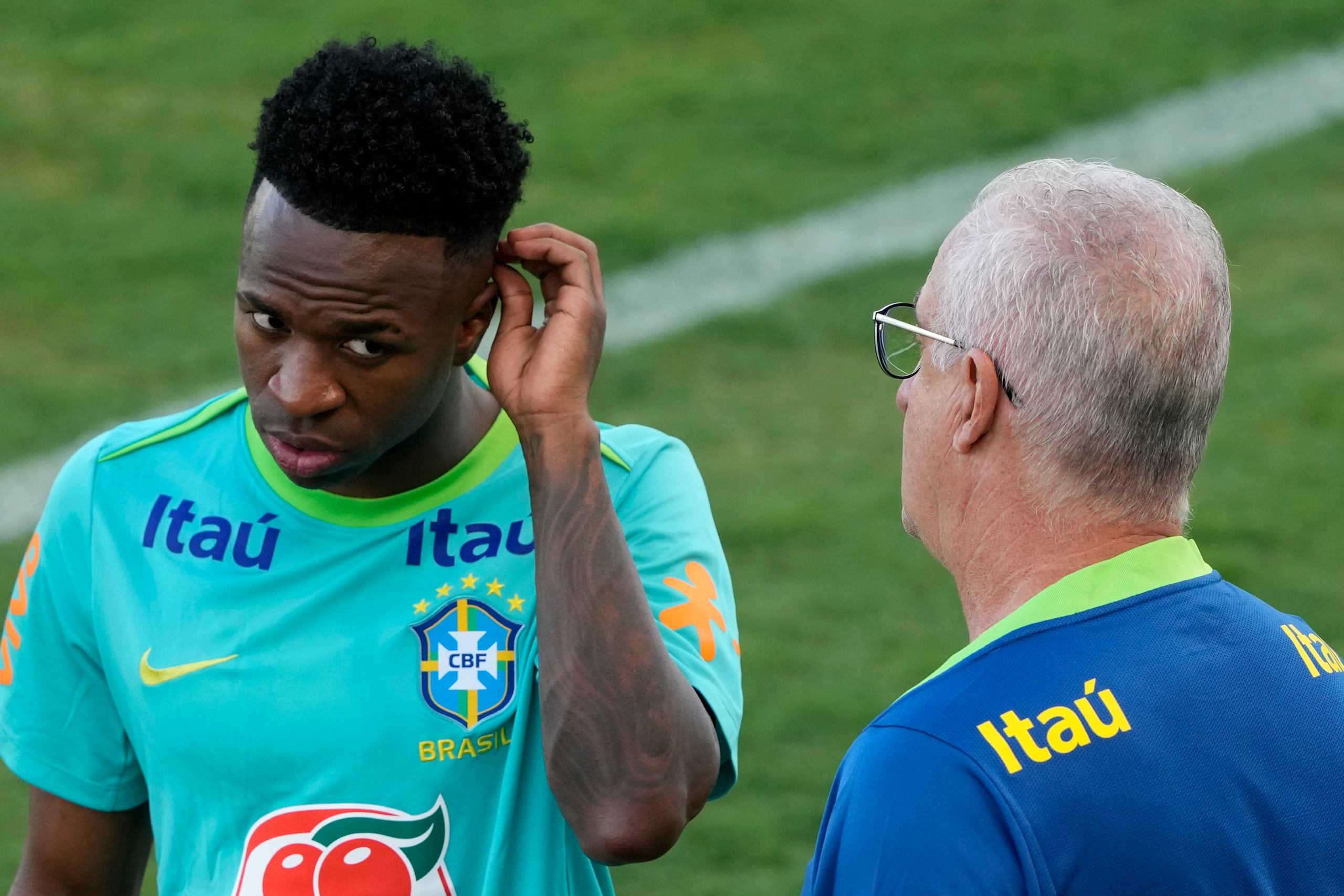 El técnico de Brasil Dorival Júnior (derecha) charla con Vinicius Júnior previo a un entrenamiento de la selección, el lunes 17 de marzo de 2025, en Brasilia. (AP Foto/Eraldo Peres)